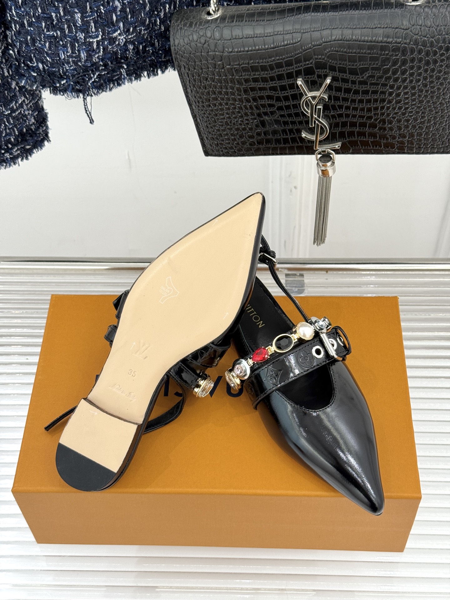 L*V驴家25WF春夏新品复古老花珠宝链条尖头平底猫跟凉鞋经典老花设计彰显品牌的永恒魅力标志性珠宝链条缠