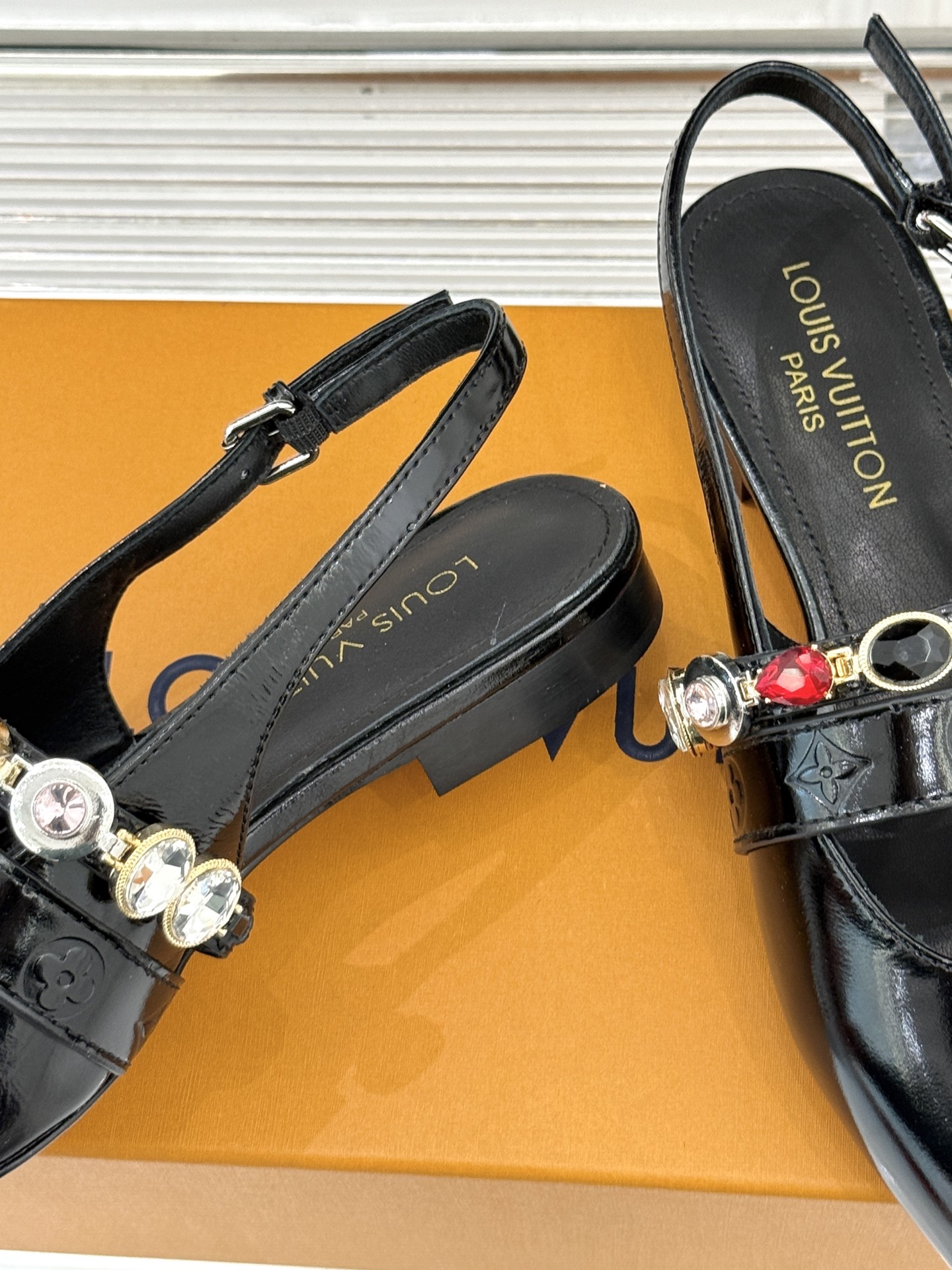 L*V驴家25WF春夏新品复古老花珠宝链条尖头平底猫跟凉鞋经典老花设计彰显品牌的永恒魅力标志性珠宝链条缠