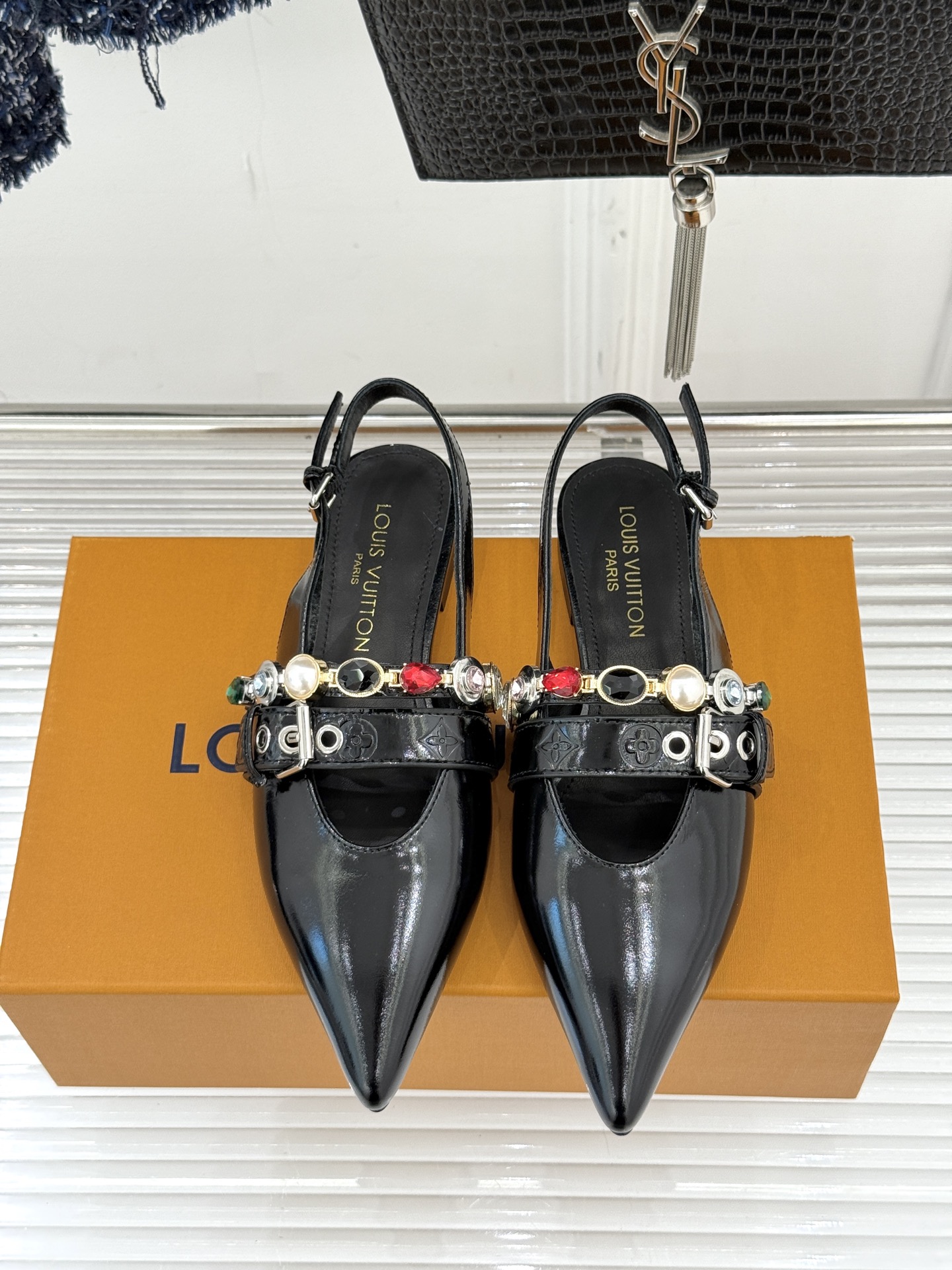 L*V驴家25WF春夏新品复古老花珠宝链条尖头平底猫跟凉鞋经典老花设计彰显品牌的永恒魅力标志性珠宝链条缠