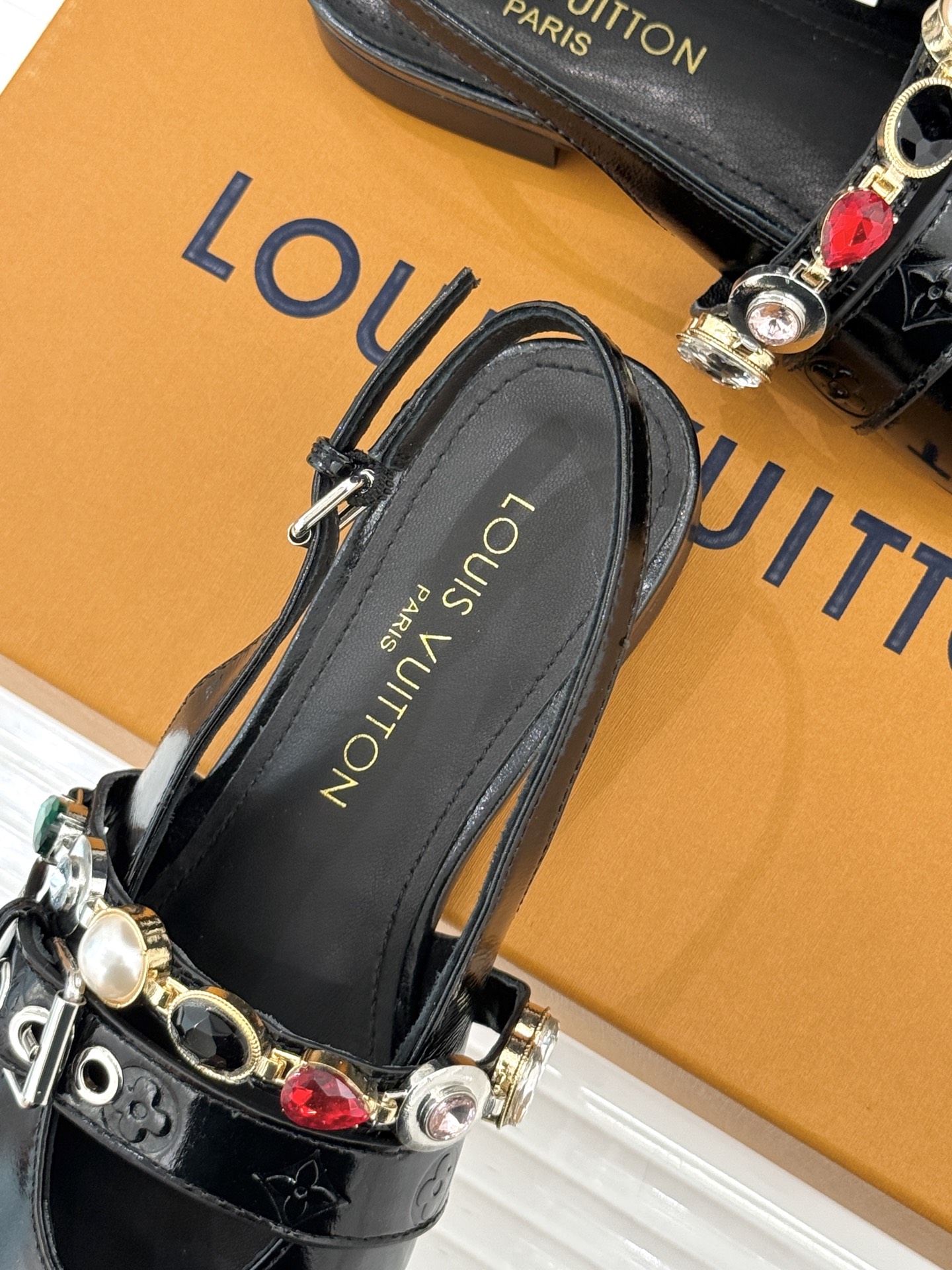 L*V驴家25WF春夏新品复古老花珠宝链条尖头平底猫跟凉鞋经典老花设计彰显品牌的永恒魅力标志性珠宝链条缠