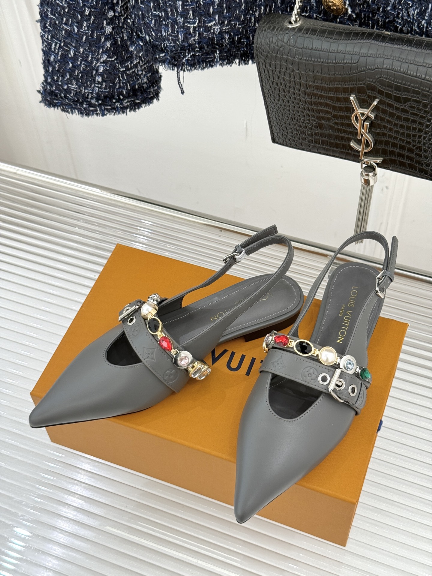 L*V驴家25WF春夏新品复古老花珠宝链条尖头平底猫跟凉鞋经典老花设计彰显品牌的永恒魅力标志性珠宝链条缠