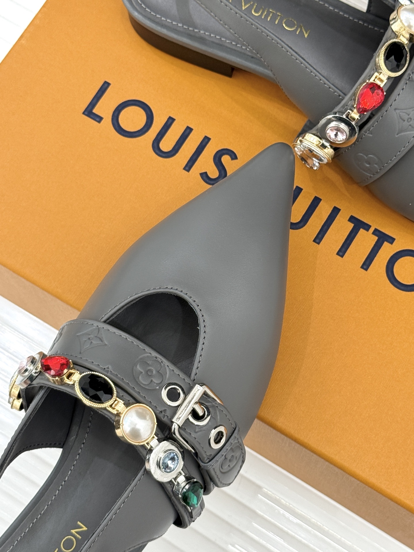 L*V驴家25WF春夏新品复古老花珠宝链条尖头平底猫跟凉鞋经典老花设计彰显品牌的永恒魅力标志性珠宝链条缠