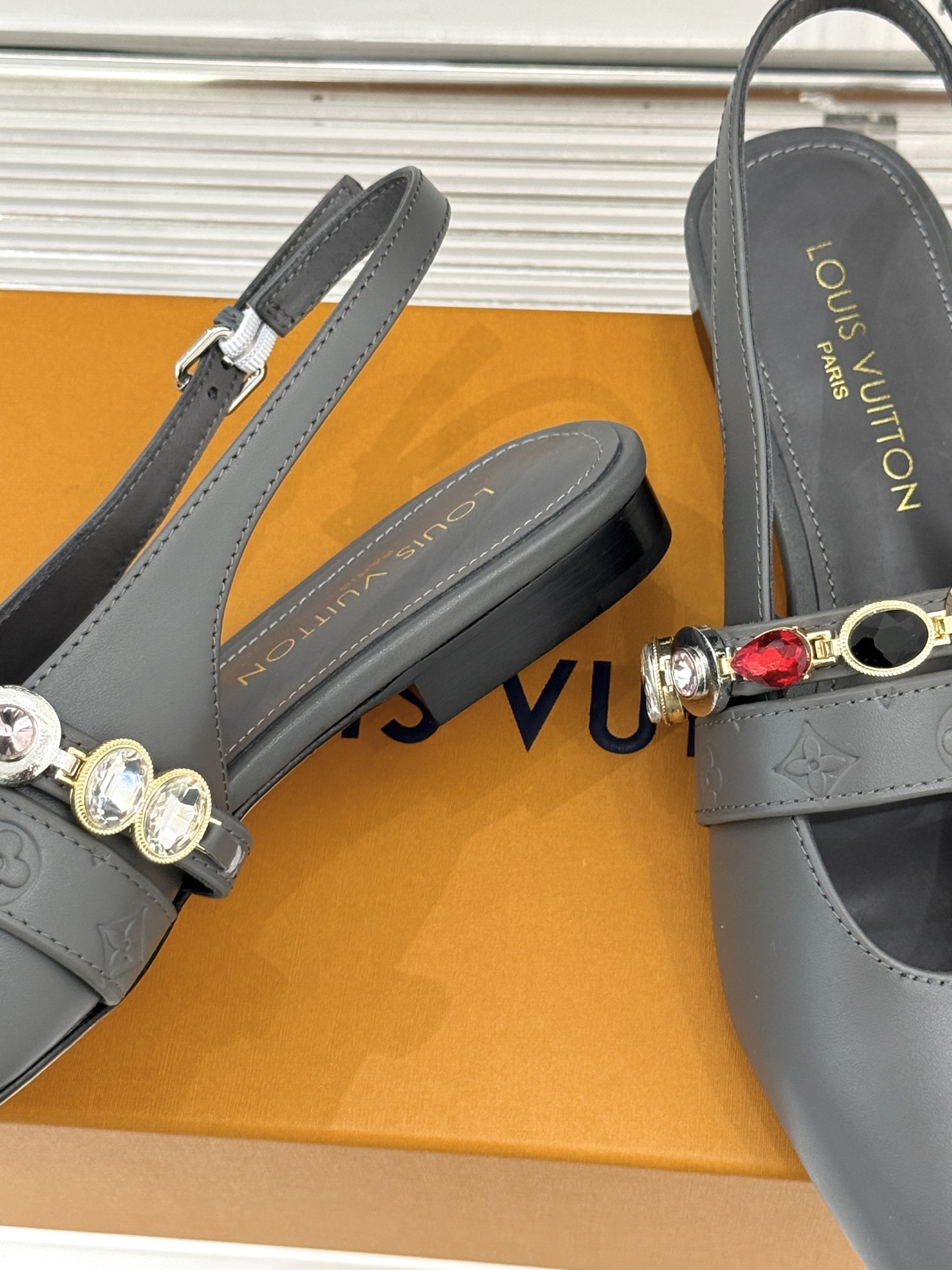 L*V驴家25WF春夏新品复古老花珠宝链条尖头平底猫跟凉鞋经典老花设计彰显品牌的永恒魅力标志性珠宝链条缠