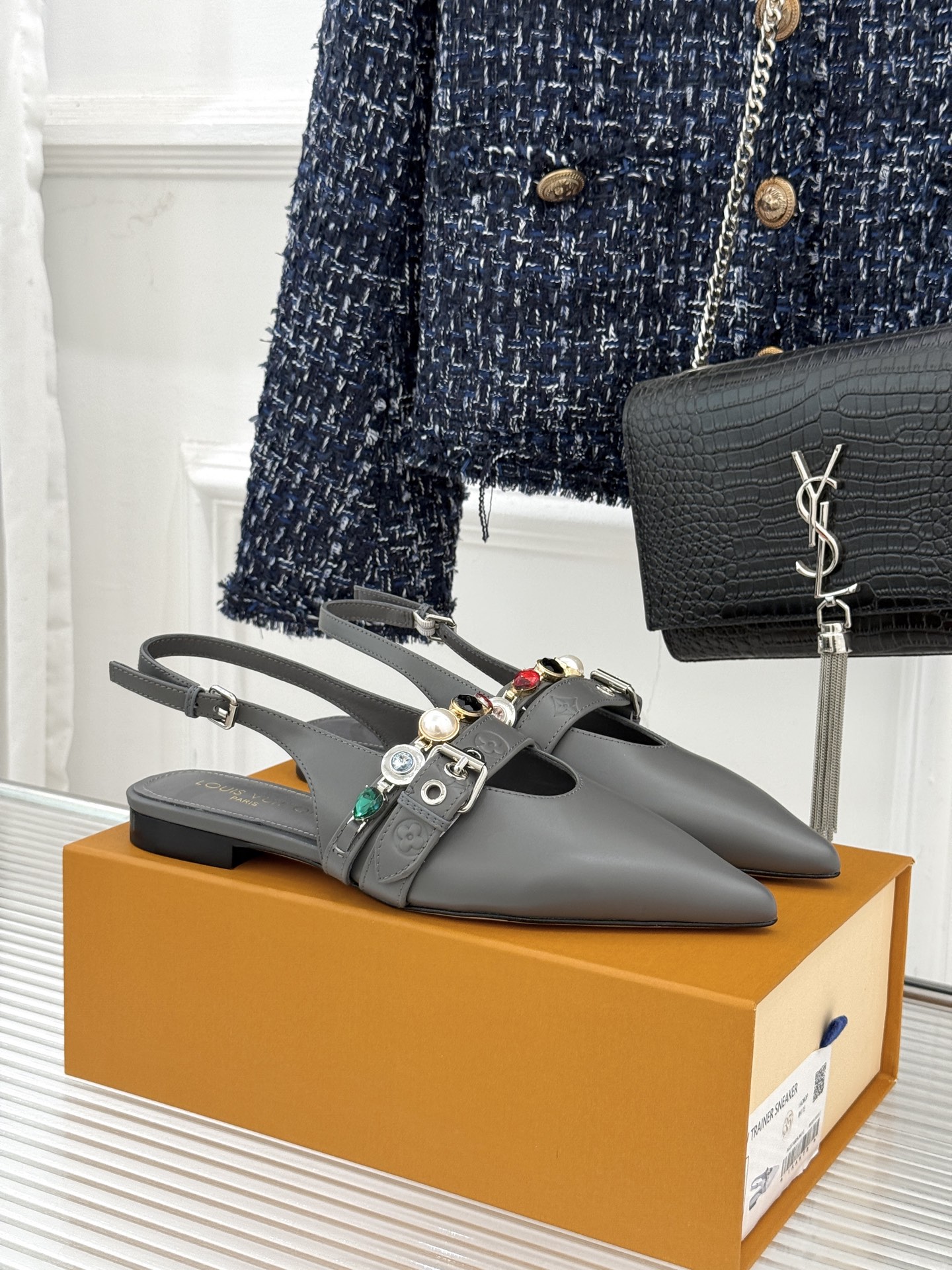 L*V驴家25WF春夏新品复古老花珠宝链条尖头平底猫跟凉鞋经典老花设计彰显品牌的永恒魅力标志性珠宝链条缠