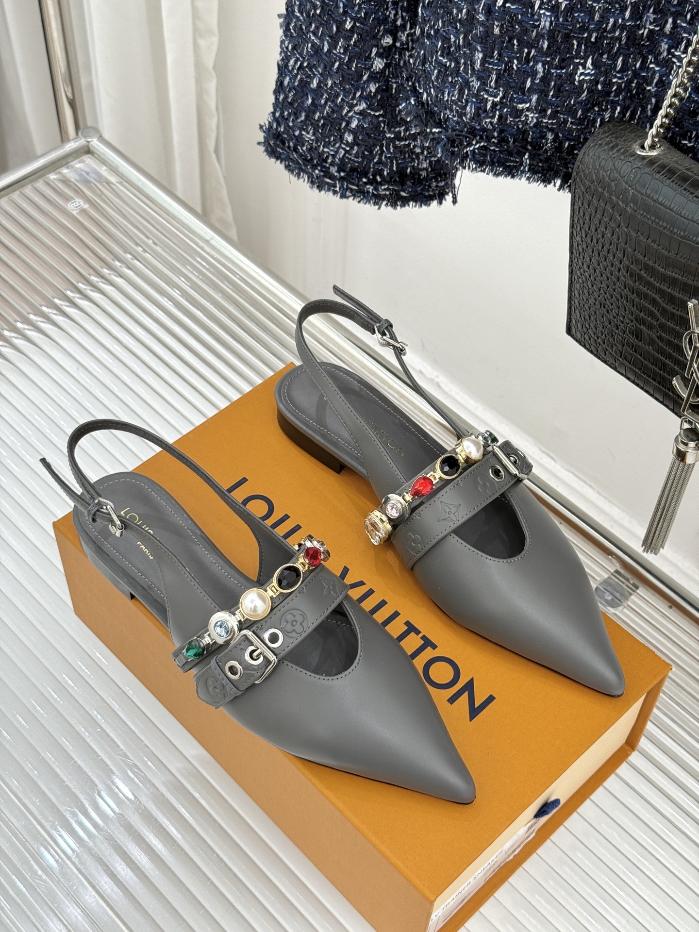 L*V驴家25WF春夏新品复古老花珠宝链条尖头平底猫跟凉鞋经典老花设计彰显品牌的永恒魅力标志性珠宝链条缠