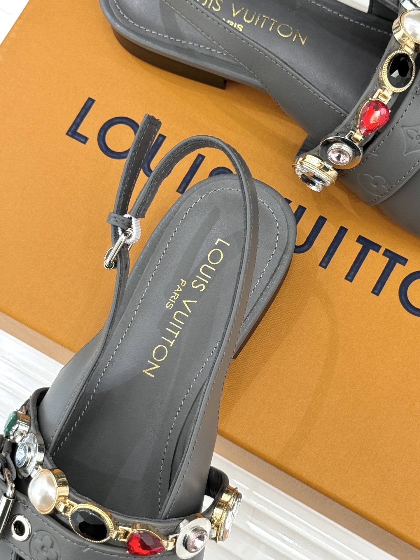 L*V驴家25WF春夏新品复古老花珠宝链条尖头平底猫跟凉鞋经典老花设计彰显品牌的永恒魅力标志性珠宝链条缠