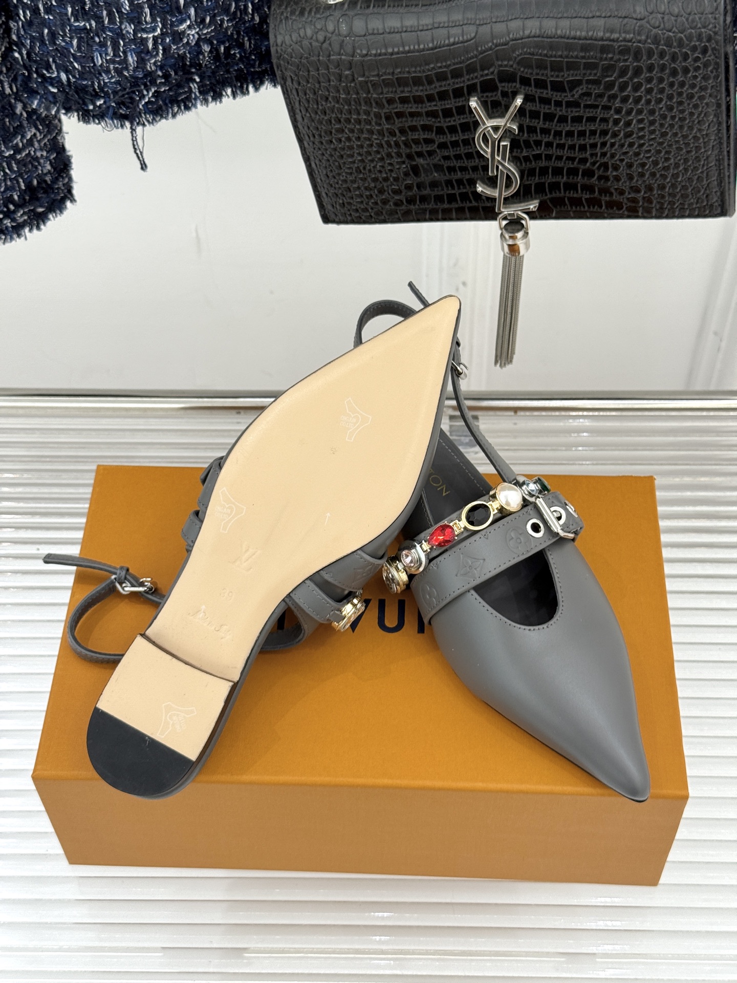 L*V驴家25WF春夏新品复古老花珠宝链条尖头平底猫跟凉鞋经典老花设计彰显品牌的永恒魅力标志性珠宝链条缠