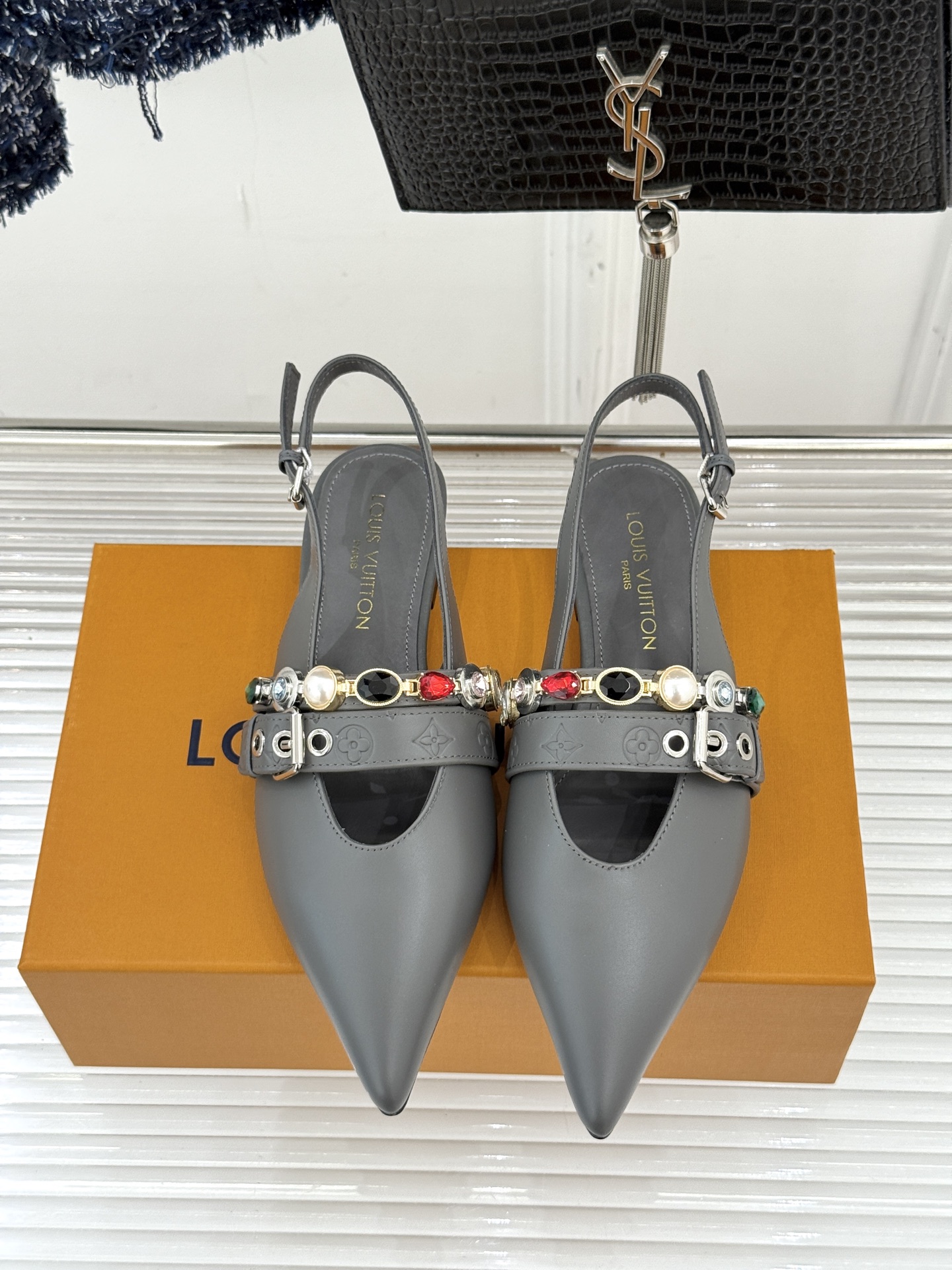 L*V驴家25WF春夏新品复古老花珠宝链条尖头平底猫跟凉鞋经典老花设计彰显品牌的永恒魅力标志性珠宝链条缠