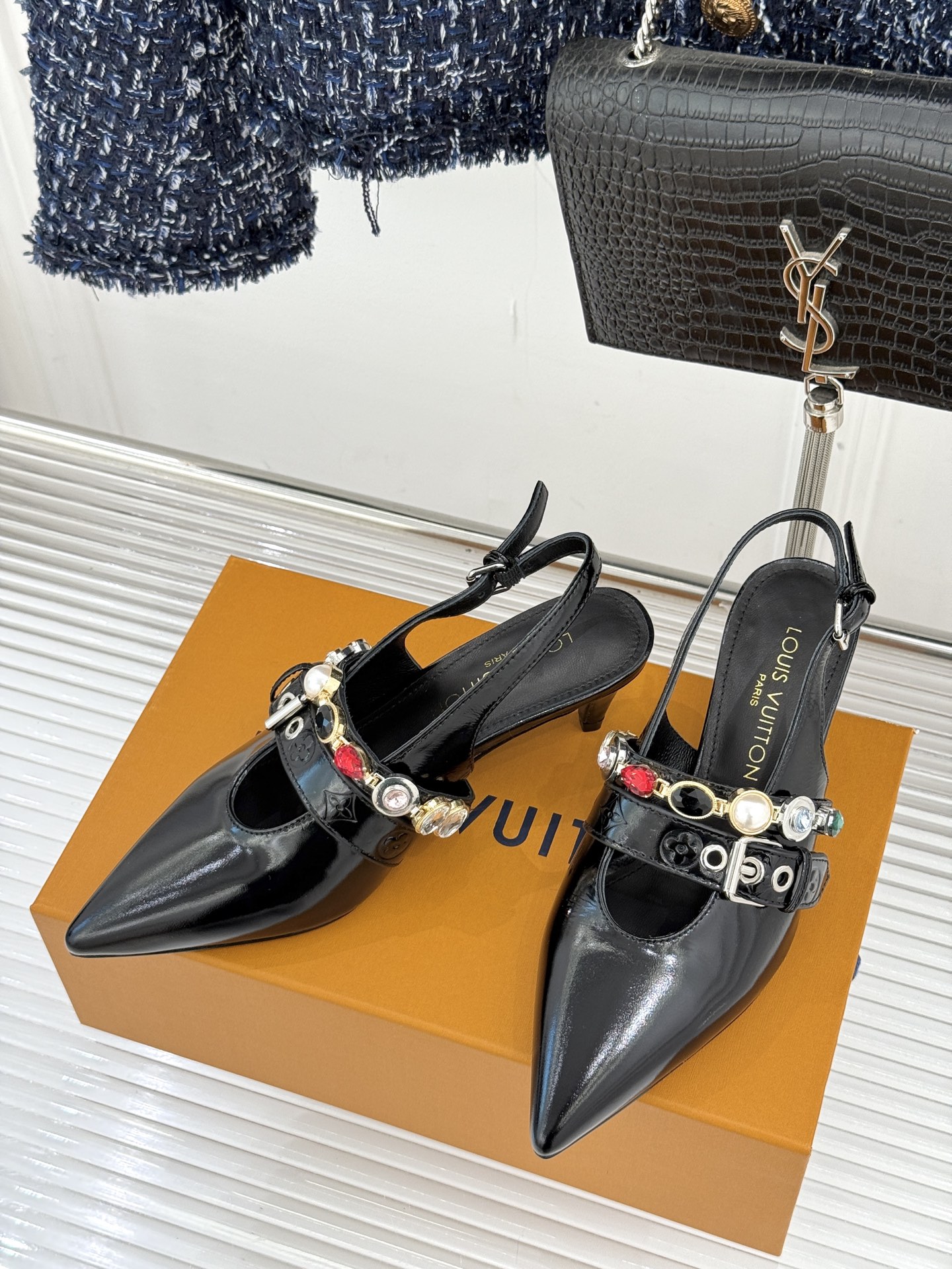 L*V驴家25WF春夏新品复古老花珠宝链条尖头平底猫跟凉鞋经典老花设计彰显品牌的永恒魅力标志性珠宝链条缠