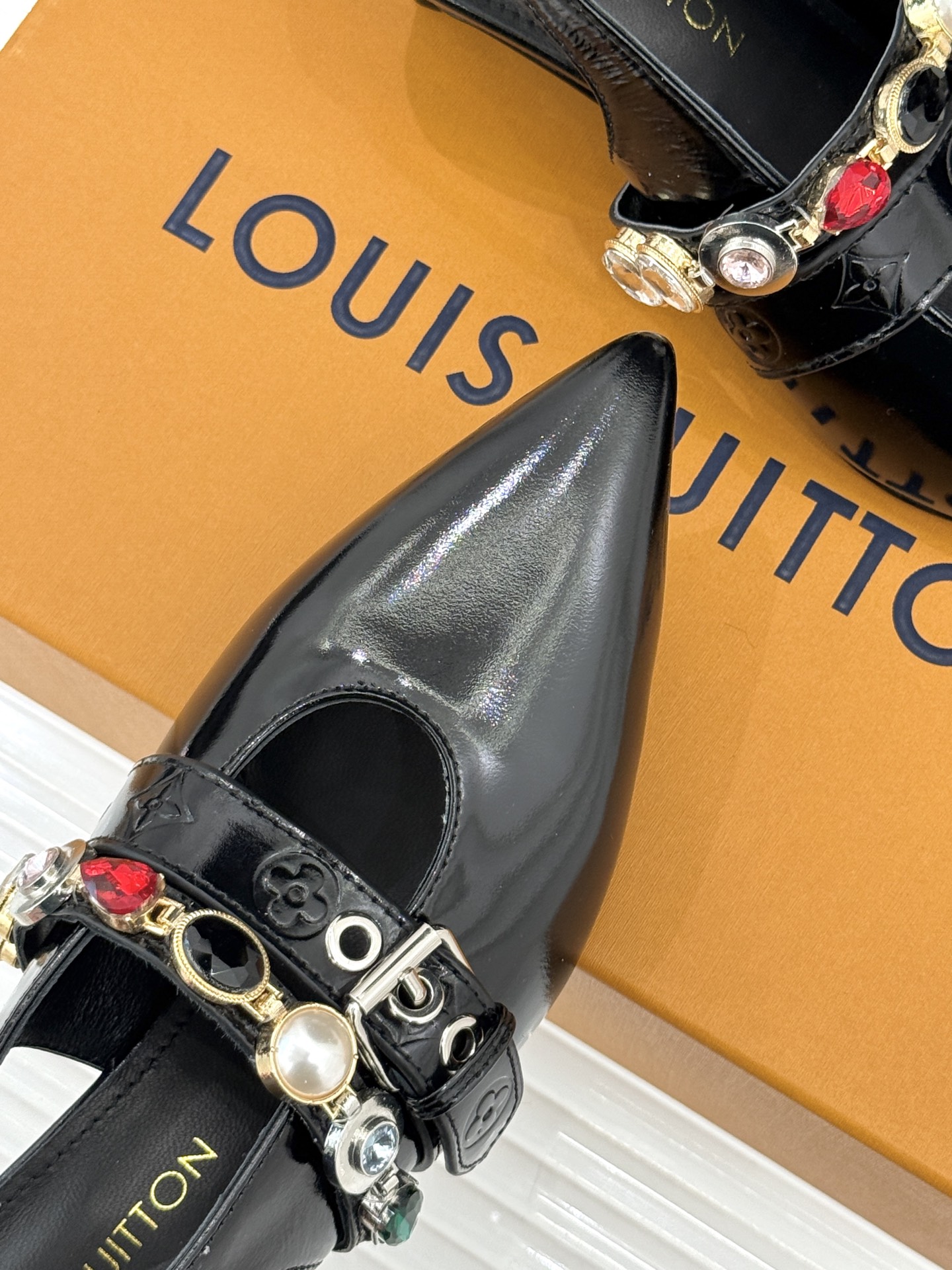 L*V驴家25WF春夏新品复古老花珠宝链条尖头平底猫跟凉鞋经典老花设计彰显品牌的永恒魅力标志性珠宝链条缠