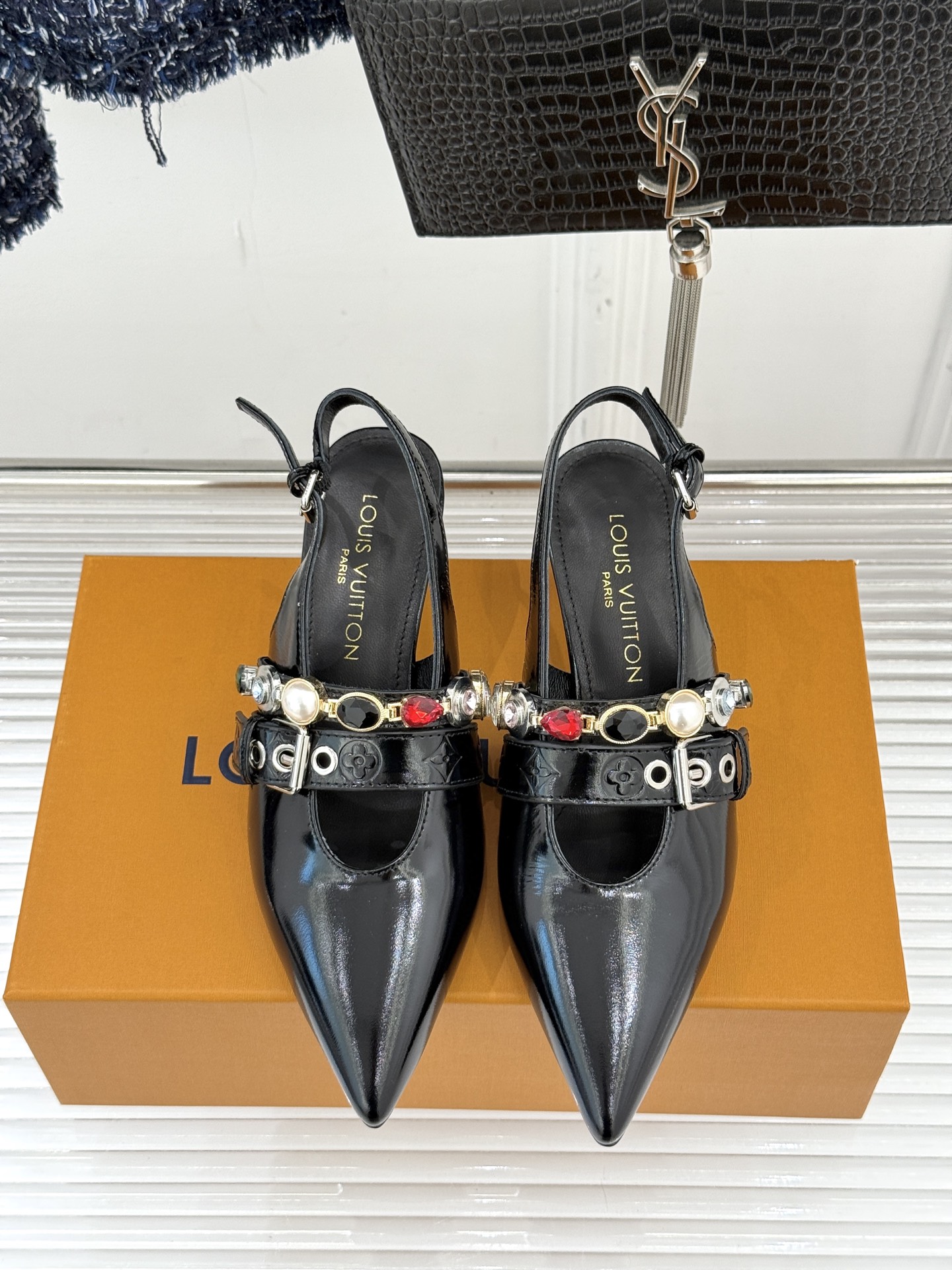 L*V驴家25WF春夏新品复古老花珠宝链条尖头平底猫跟凉鞋经典老花设计彰显品牌的永恒魅力标志性珠宝链条缠