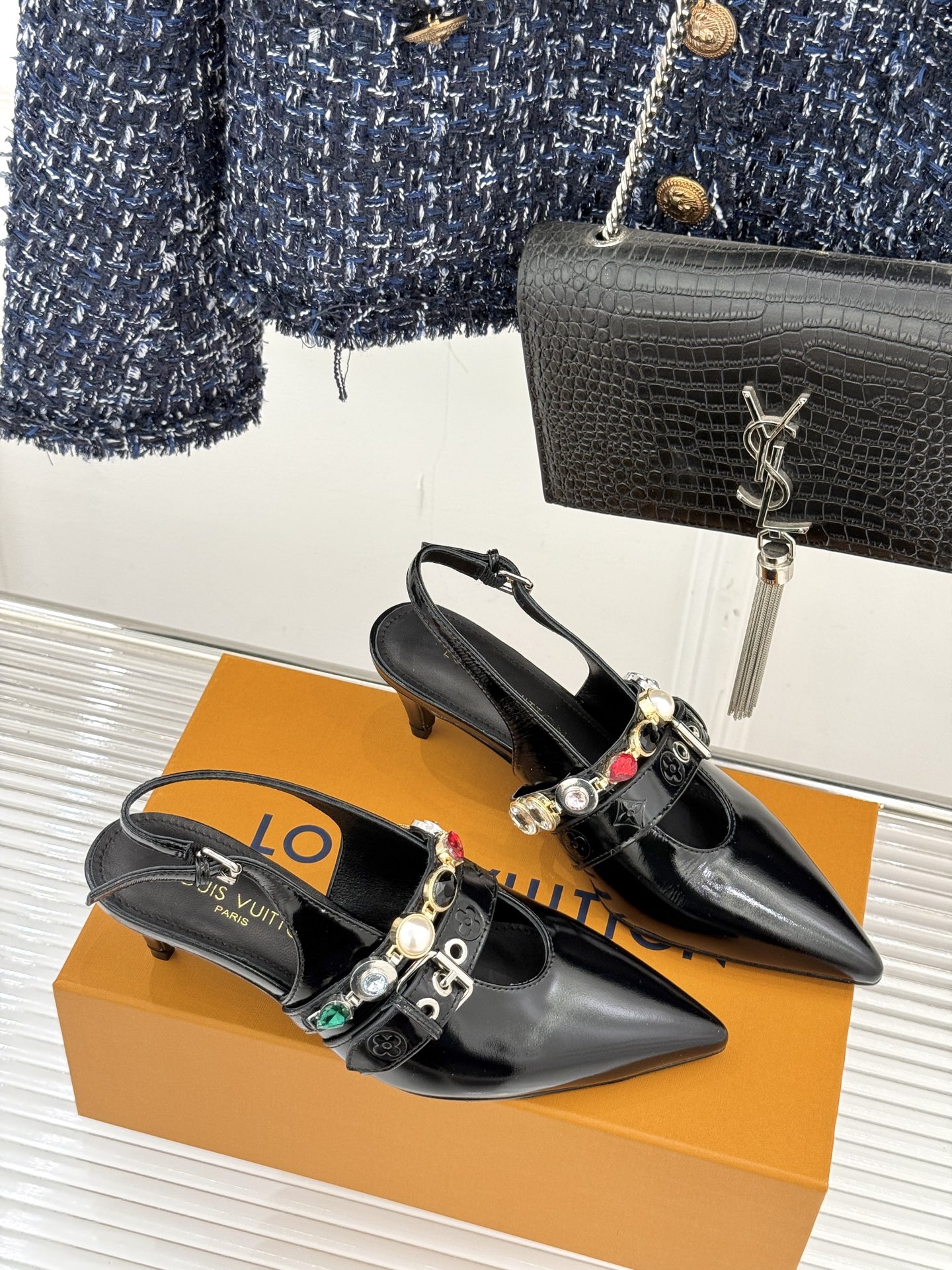 L*V驴家25WF春夏新品复古老花珠宝链条尖头平底猫跟凉鞋经典老花设计彰显品牌的永恒魅力标志性珠宝链条缠