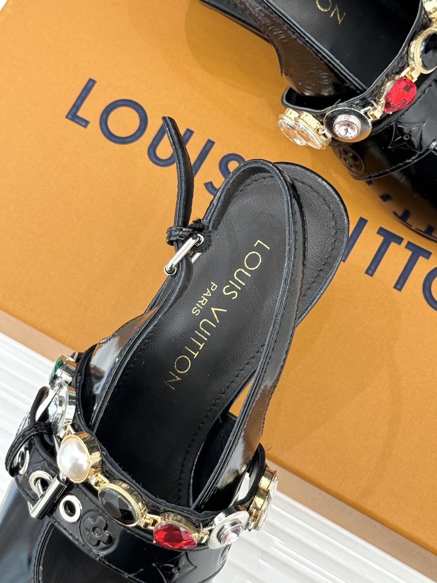 L*V驴家25WF春夏新品复古老花珠宝链条尖头平底猫跟凉鞋经典老花设计彰显品牌的永恒魅力标志性珠宝链条缠