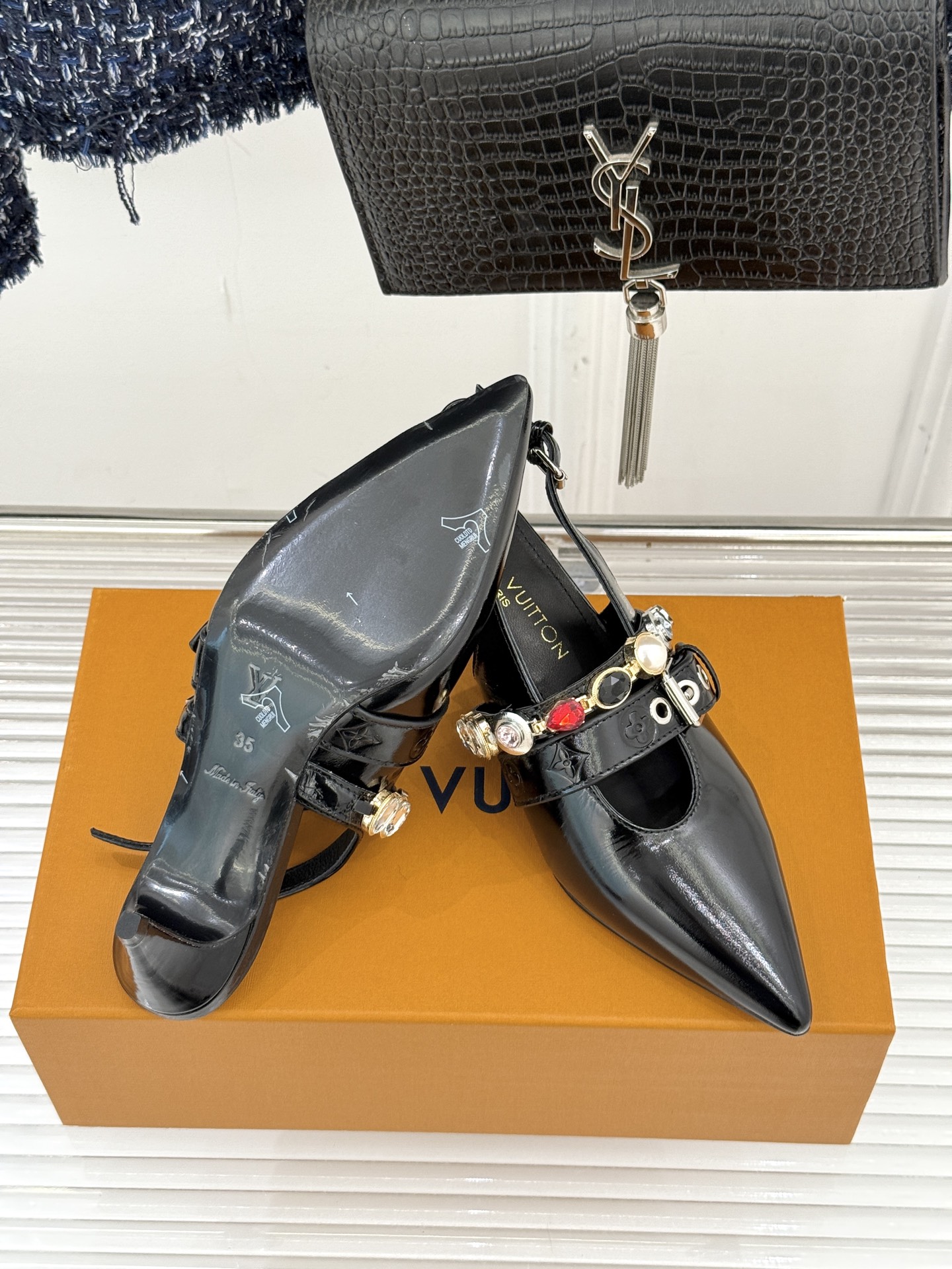 L*V驴家25WF春夏新品复古老花珠宝链条尖头平底猫跟凉鞋经典老花设计彰显品牌的永恒魅力标志性珠宝链条缠