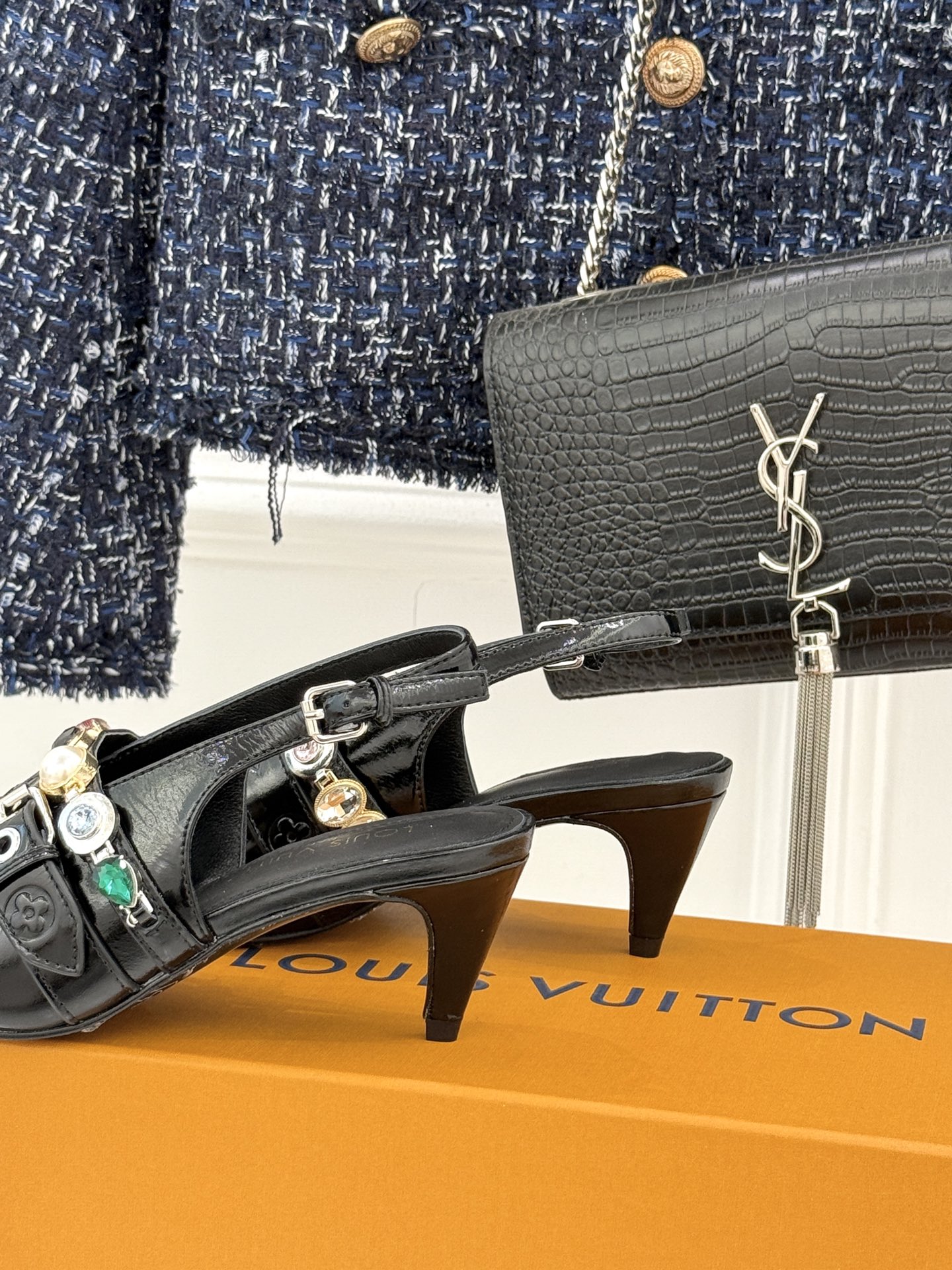 L*V驴家25WF春夏新品复古老花珠宝链条尖头平底猫跟凉鞋经典老花设计彰显品牌的永恒魅力标志性珠宝链条缠