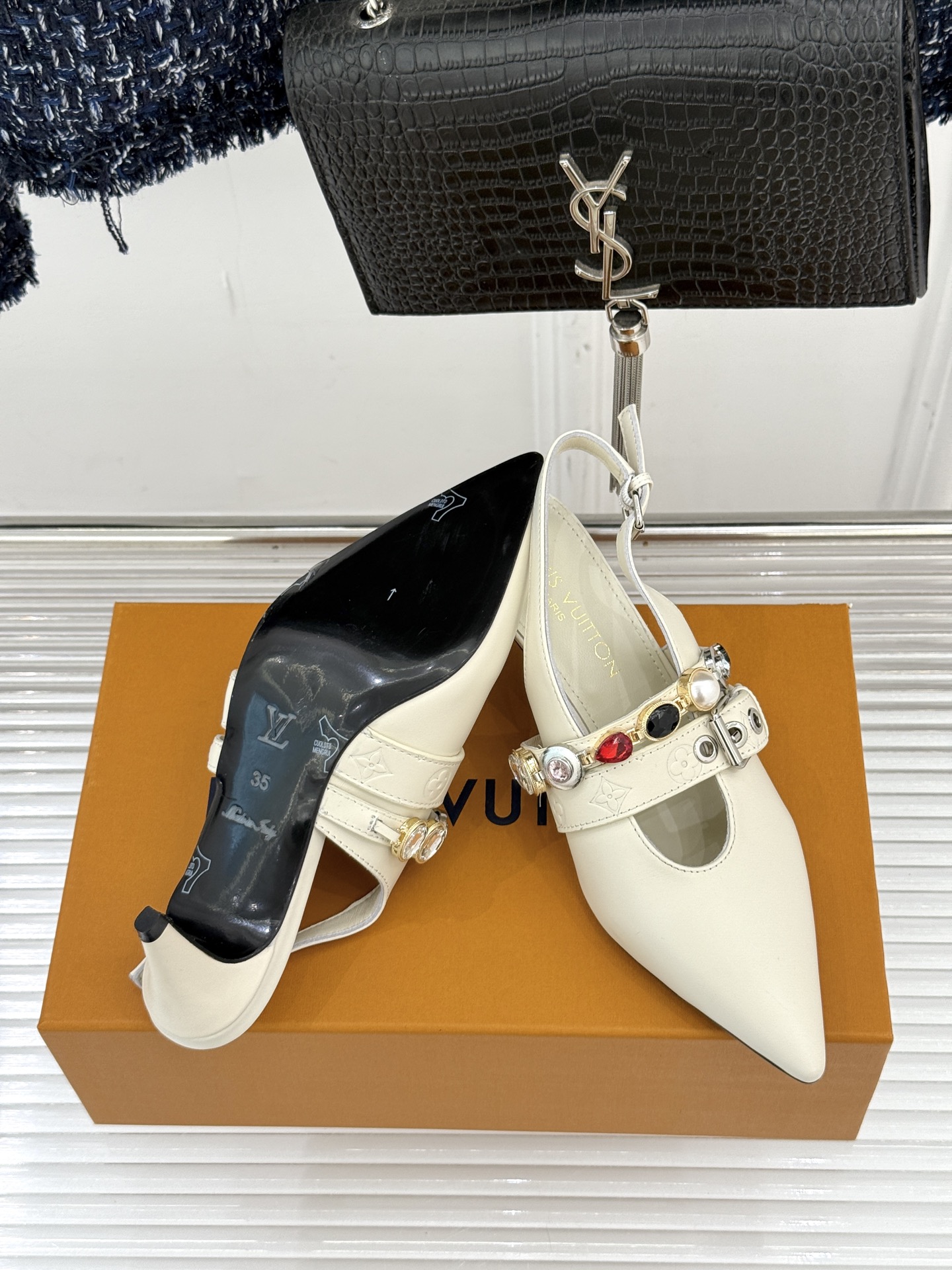 L*V驴家25WF春夏新品复古老花珠宝链条尖头平底猫跟凉鞋经典老花设计彰显品牌的永恒魅力标志性珠宝链条缠