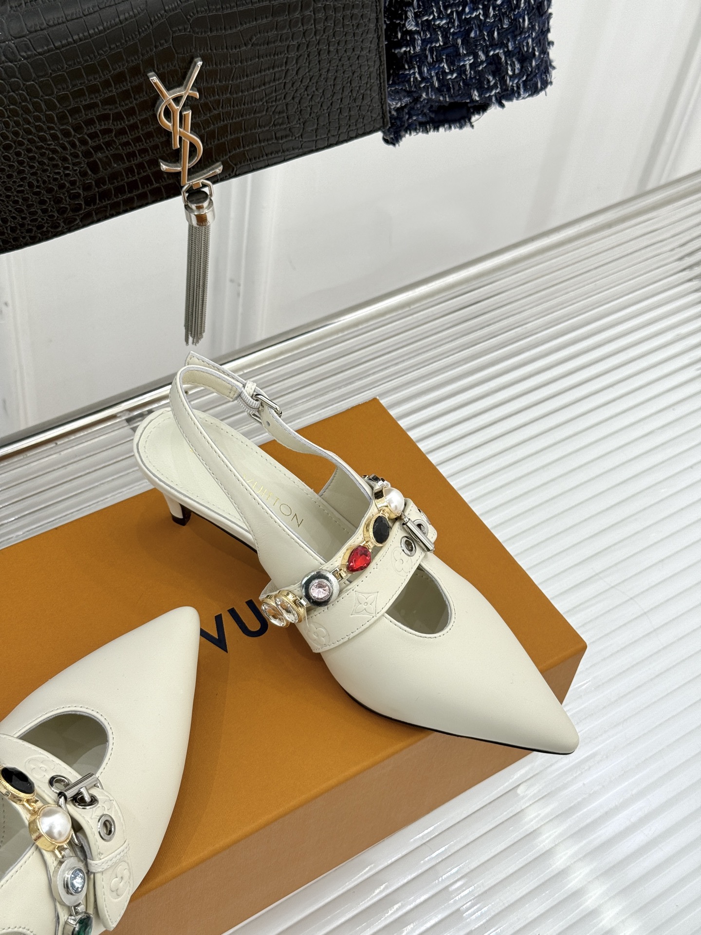 L*V驴家25WF春夏新品复古老花珠宝链条尖头平底猫跟凉鞋经典老花设计彰显品牌的永恒魅力标志性珠宝链条缠