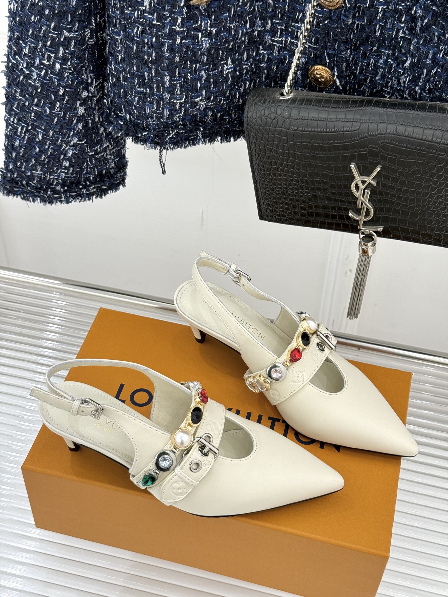 L*V驴家25WF春夏新品复古老花珠宝链条尖头平底猫跟凉鞋经典老花设计彰显品牌的永恒魅力标志性珠宝链条缠