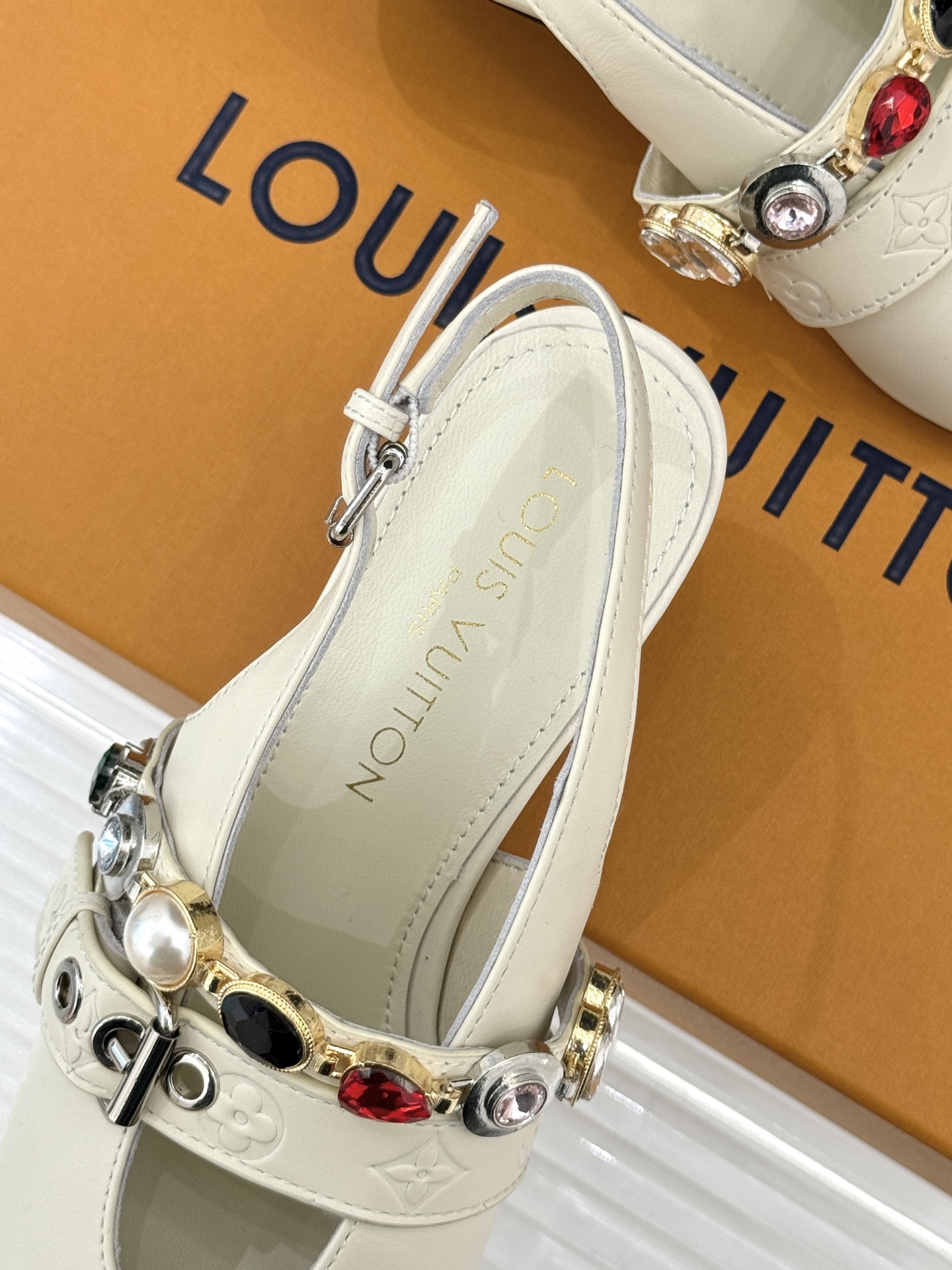 L*V驴家25WF春夏新品复古老花珠宝链条尖头平底猫跟凉鞋经典老花设计彰显品牌的永恒魅力标志性珠宝链条缠