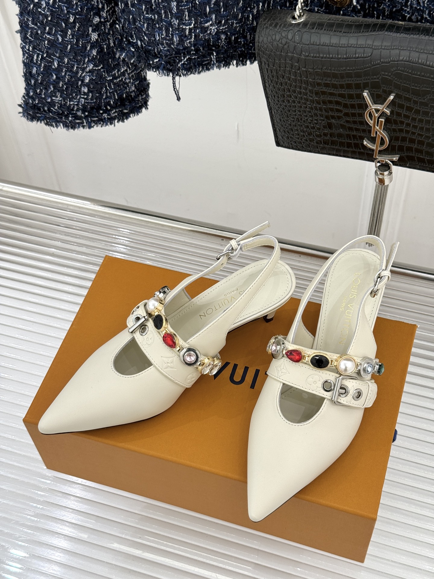 L*V驴家25WF春夏新品复古老花珠宝链条尖头平底猫跟凉鞋经典老花设计彰显品牌的永恒魅力标志性珠宝链条缠