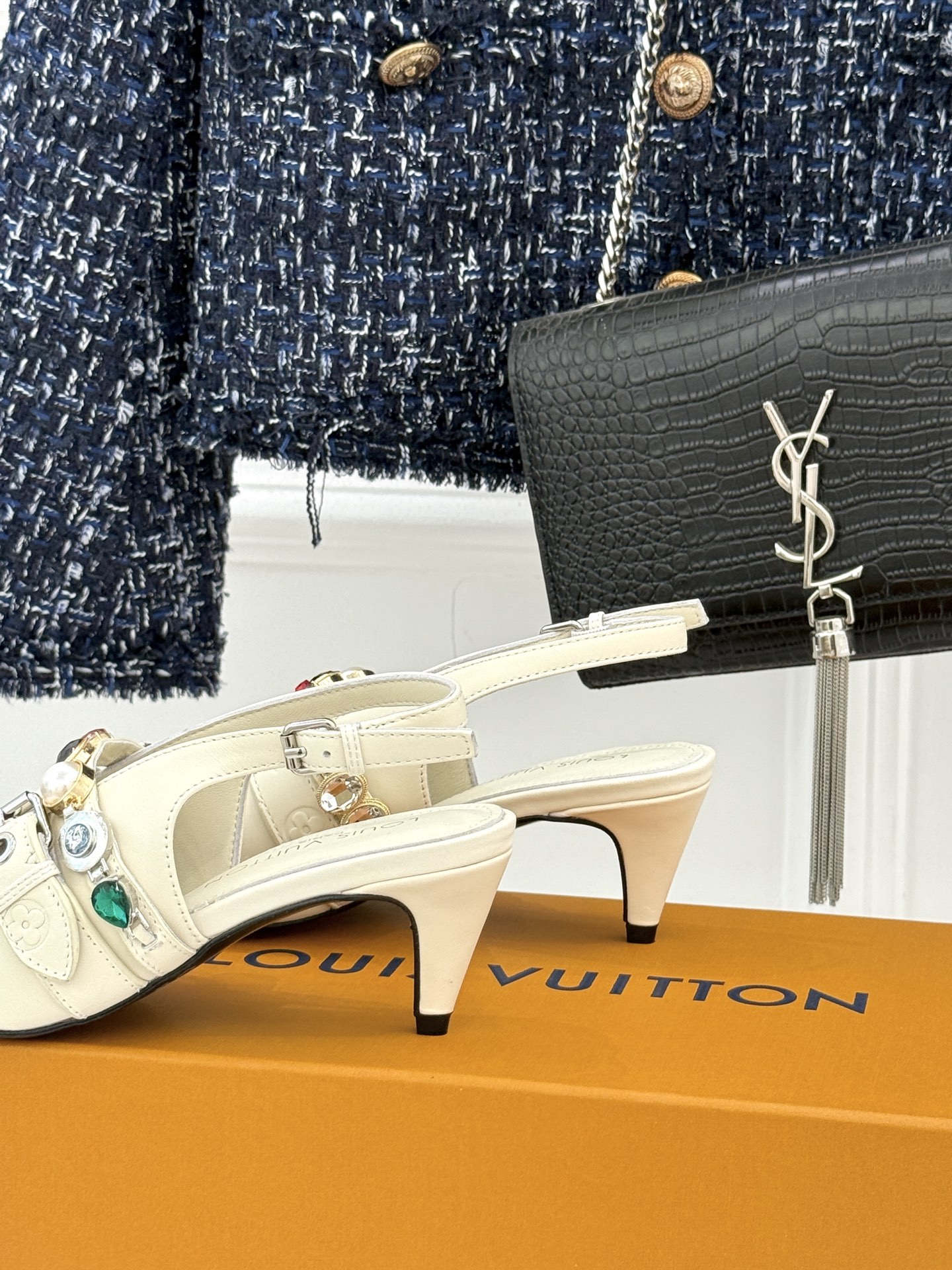 L*V驴家25WF春夏新品复古老花珠宝链条尖头平底猫跟凉鞋经典老花设计彰显品牌的永恒魅力标志性珠宝链条缠