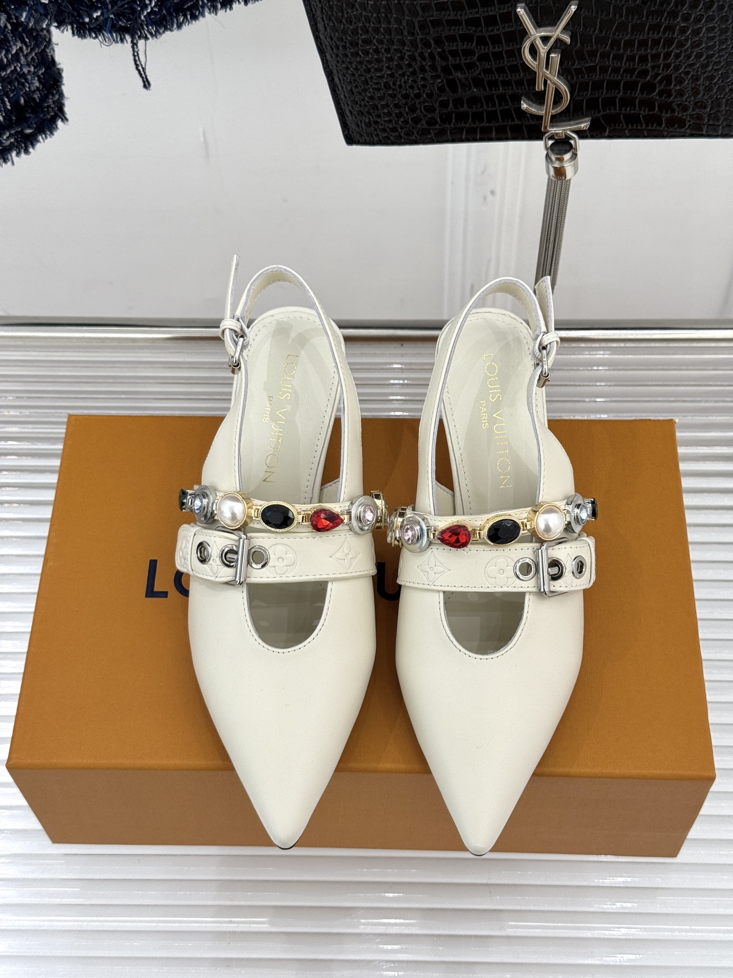 L*V驴家25WF春夏新品复古老花珠宝链条尖头平底猫跟凉鞋经典老花设计彰显品牌的永恒魅力标志性珠宝链条缠