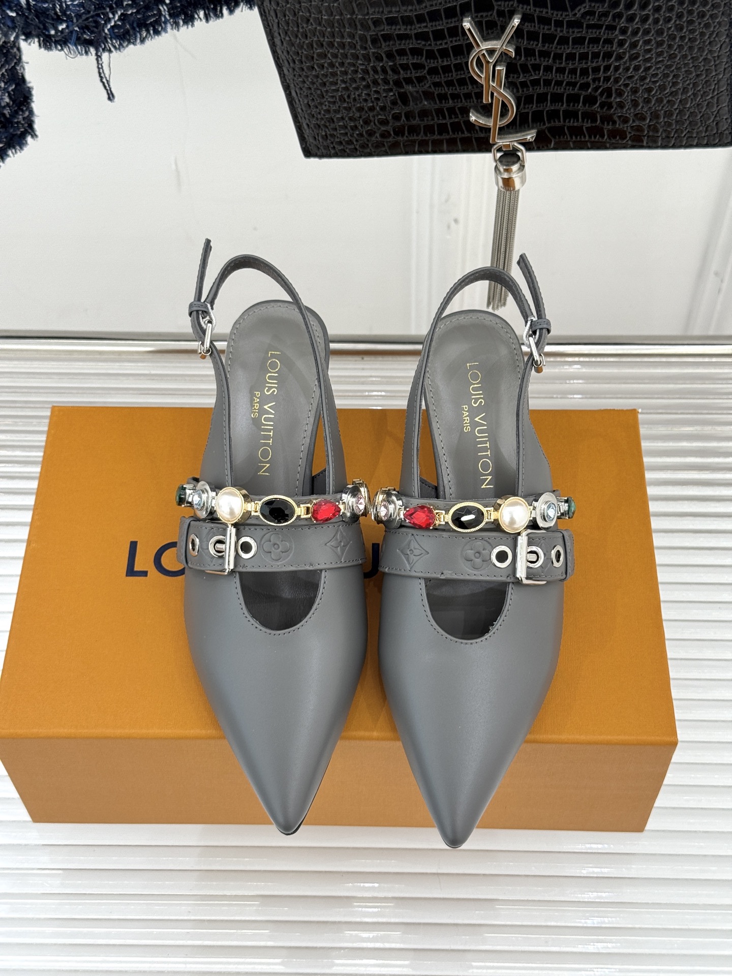 L*V驴家25WF春夏新品复古老花珠宝链条尖头平底猫跟凉鞋经典老花设计彰显品牌的永恒魅力标志性珠宝链条缠