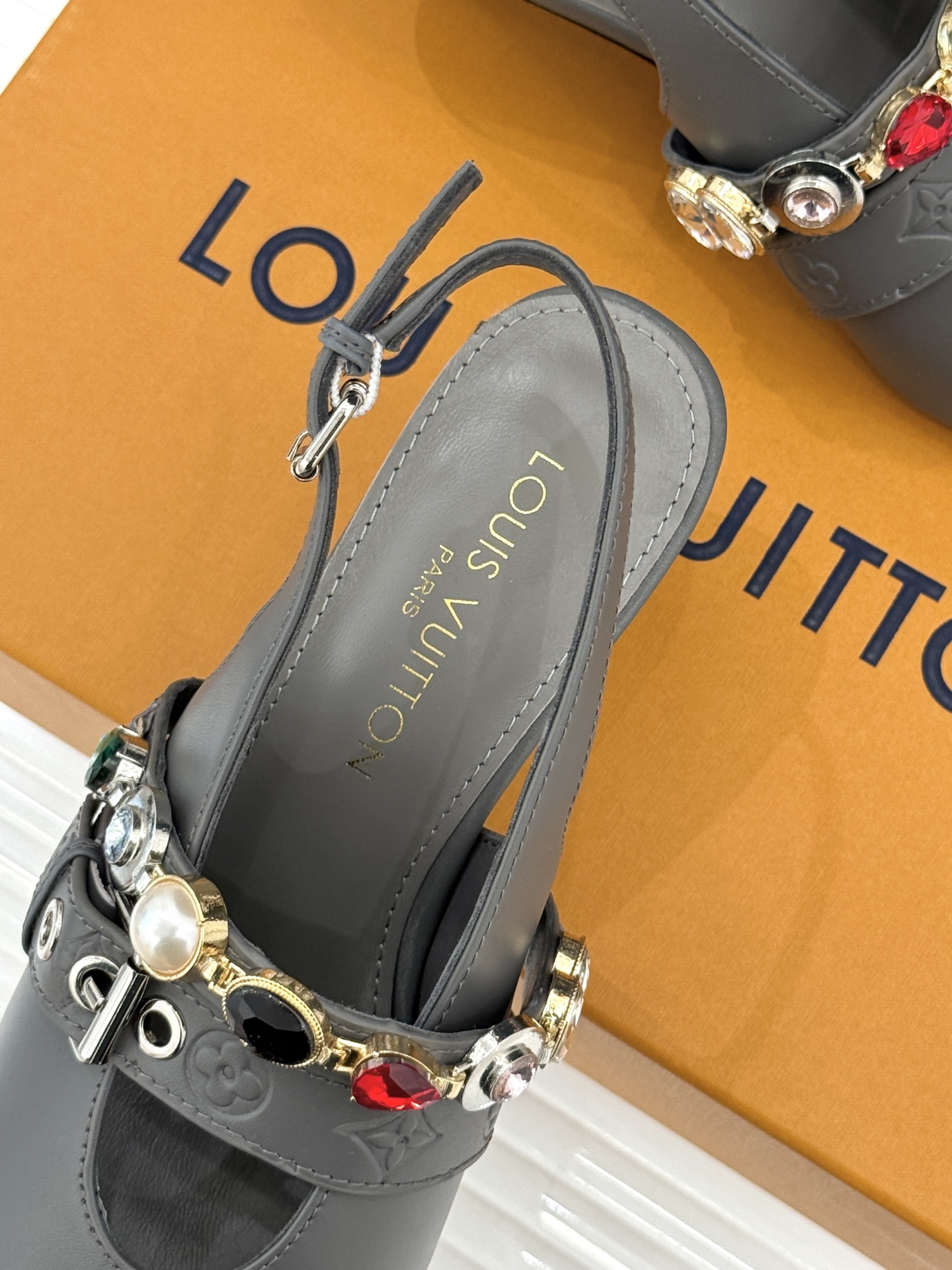 L*V驴家25WF春夏新品复古老花珠宝链条尖头平底猫跟凉鞋经典老花设计彰显品牌的永恒魅力标志性珠宝链条缠