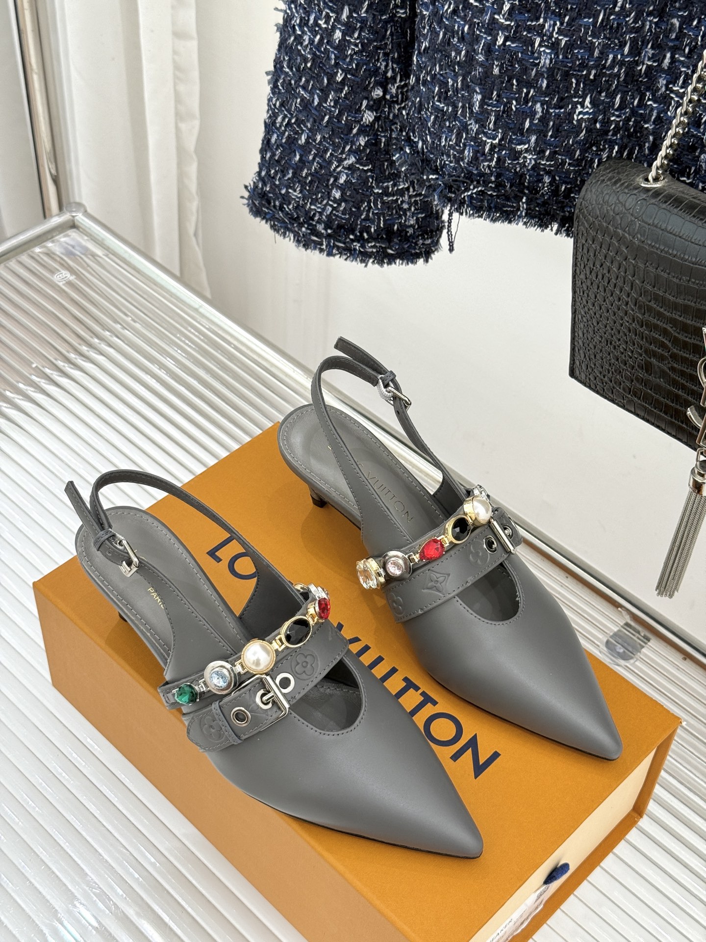 L*V驴家25WF春夏新品复古老花珠宝链条尖头平底猫跟凉鞋经典老花设计彰显品牌的永恒魅力标志性珠宝链条缠