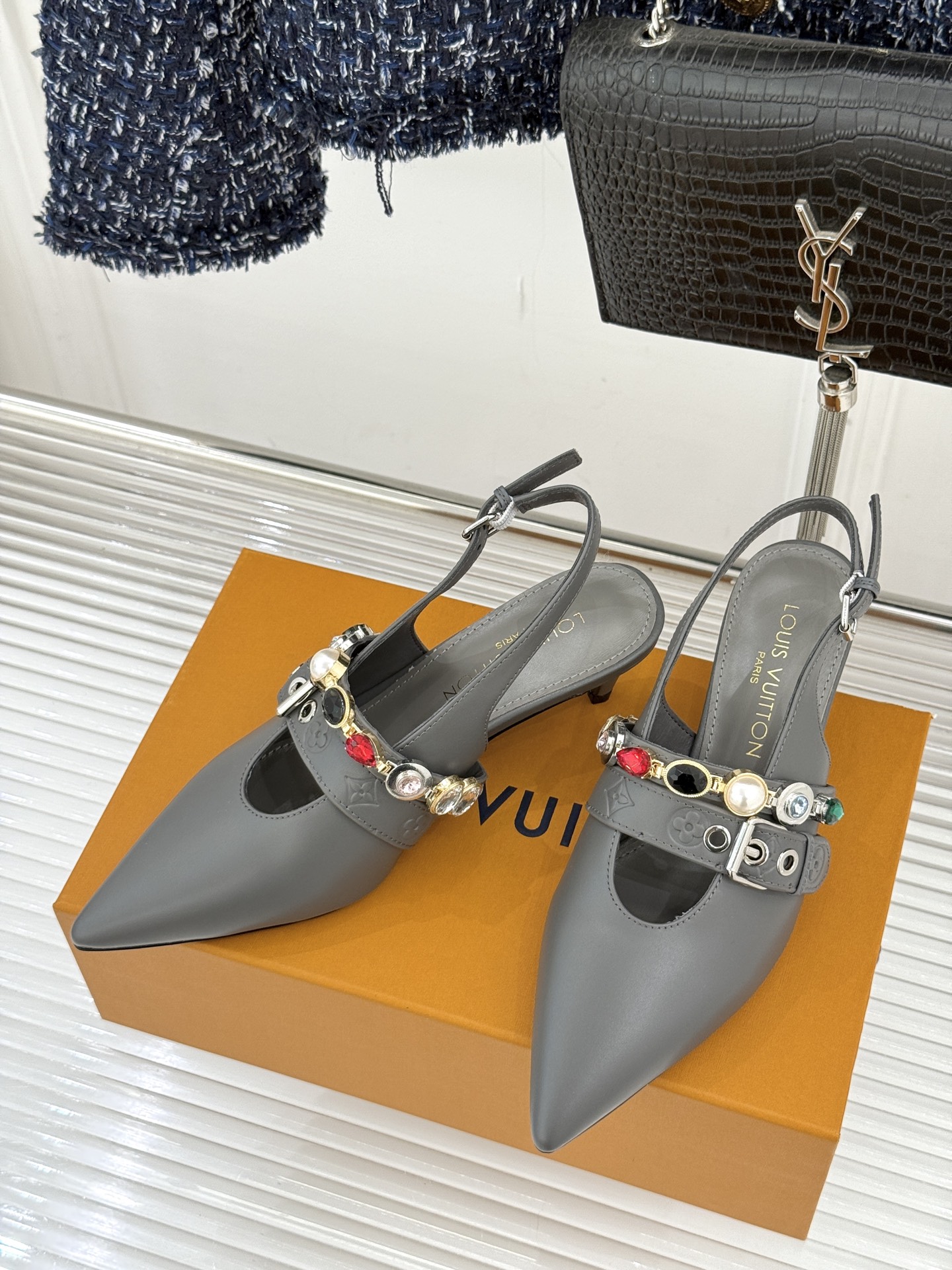 L*V驴家25WF春夏新品复古老花珠宝链条尖头平底猫跟凉鞋经典老花设计彰显品牌的永恒魅力标志性珠宝链条缠