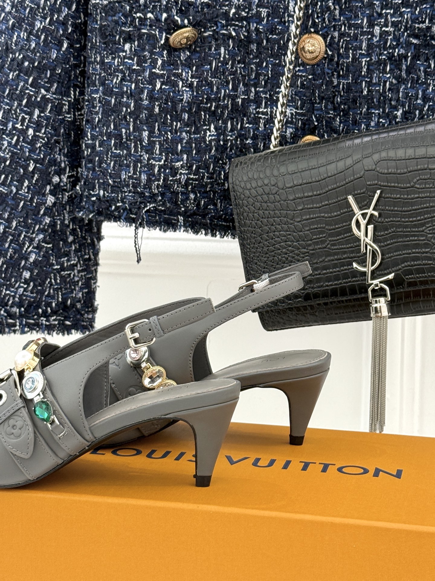 L*V驴家25WF春夏新品复古老花珠宝链条尖头平底猫跟凉鞋经典老花设计彰显品牌的永恒魅力标志性珠宝链条缠