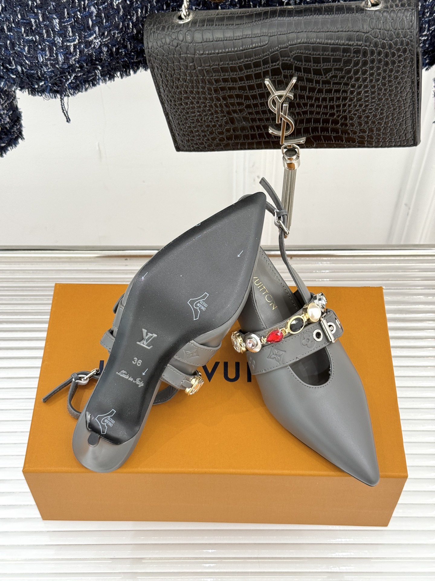 L*V驴家25WF春夏新品复古老花珠宝链条尖头平底猫跟凉鞋经典老花设计彰显品牌的永恒魅力标志性珠宝链条缠