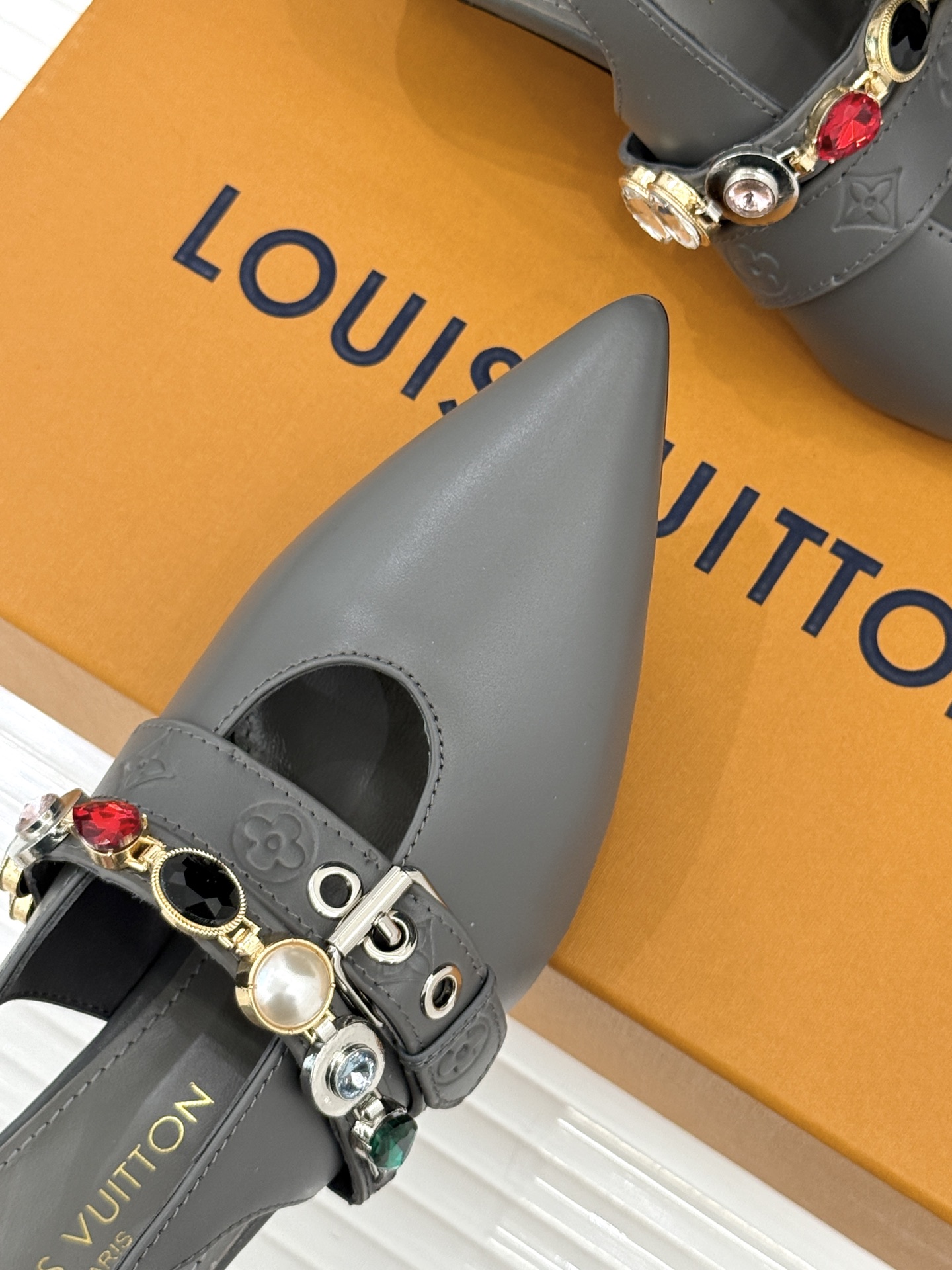 L*V驴家25WF春夏新品复古老花珠宝链条尖头平底猫跟凉鞋经典老花设计彰显品牌的永恒魅力标志性珠宝链条缠