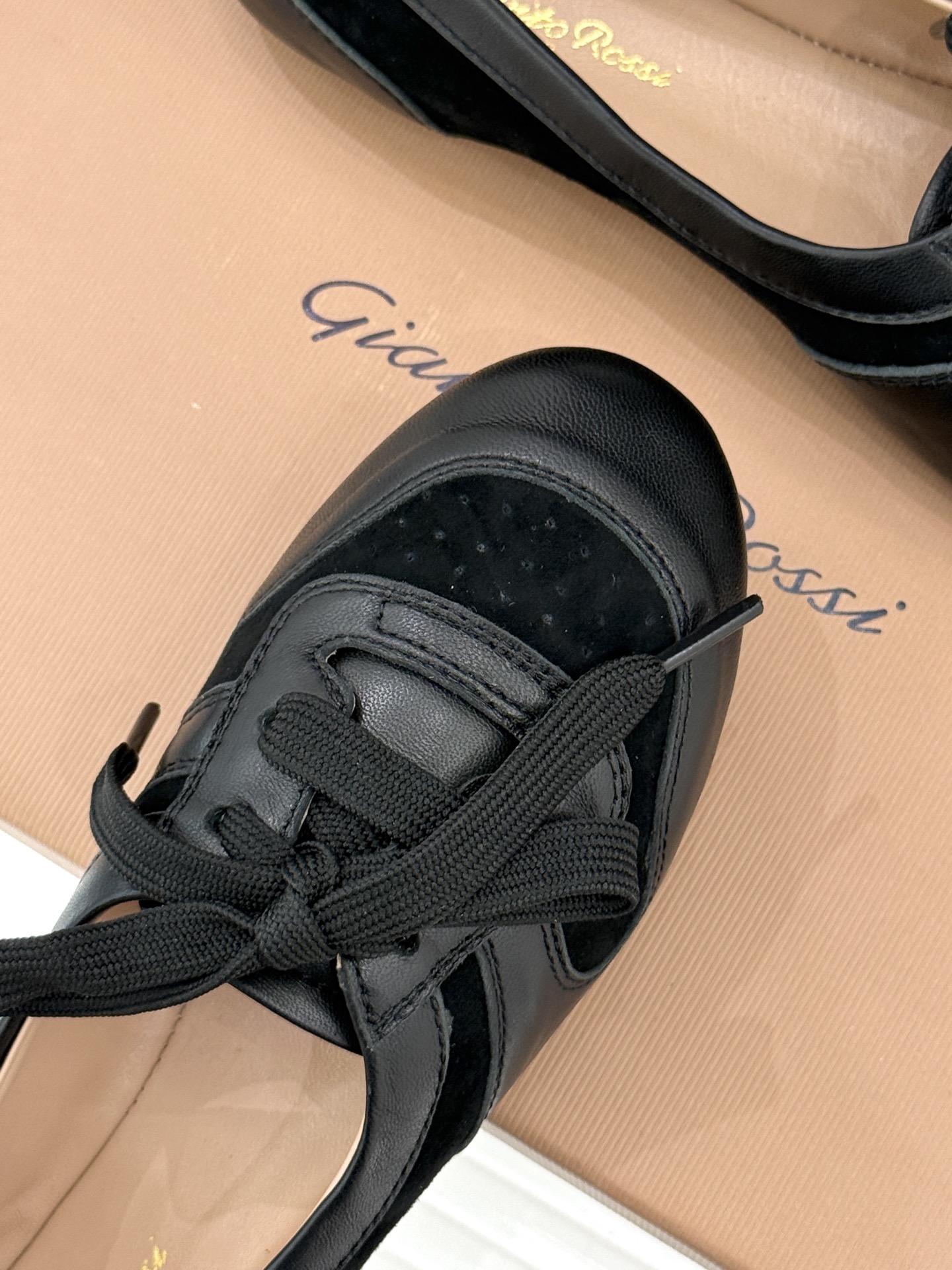 Gianvito Rossi｜26WF新品德训芭蕾舞鞋当意式复古优雅轻奢的极简美学碰撞德训鞋的复古与芭蕾