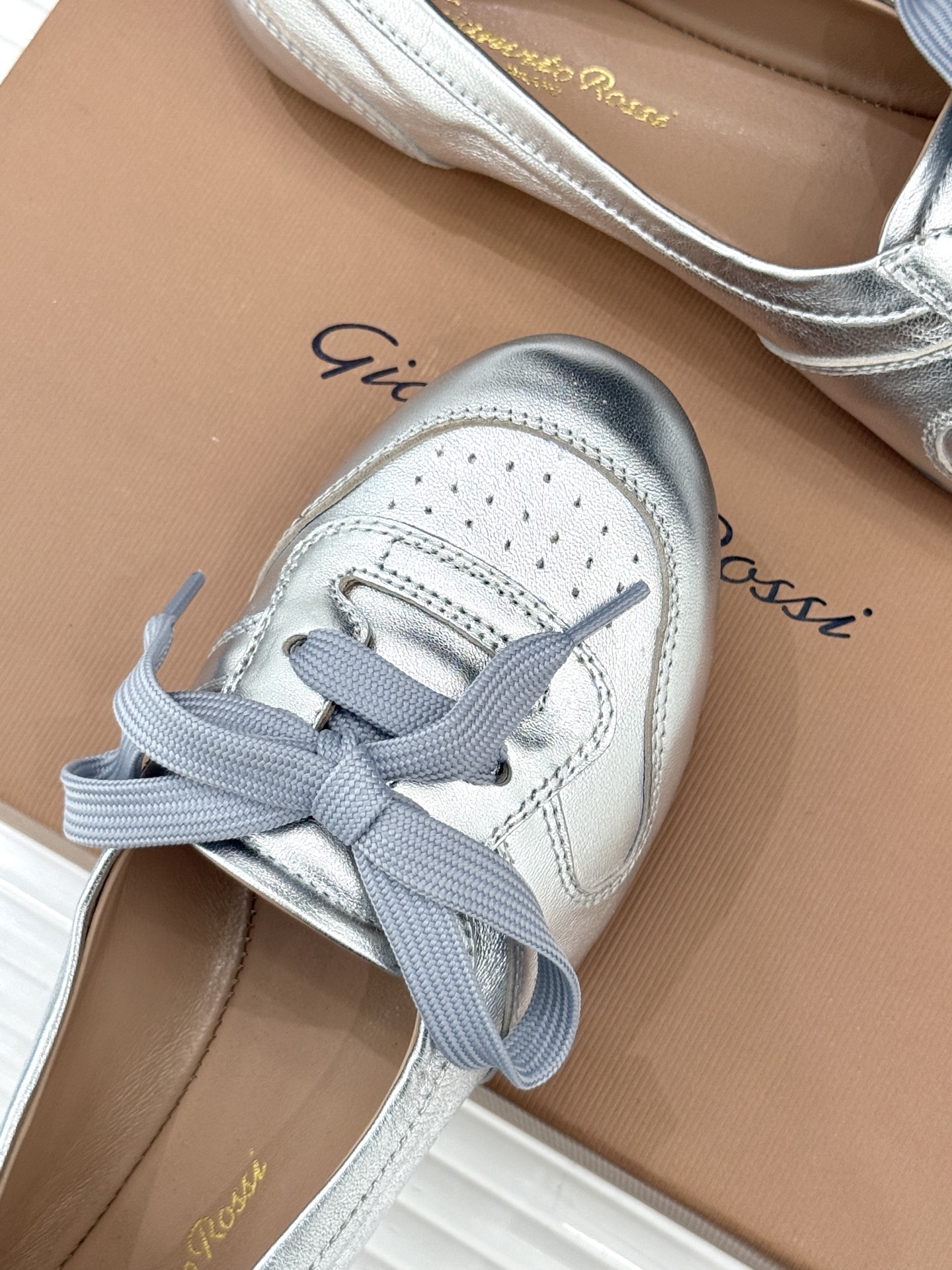 Gianvito Rossi｜26WF新品德训芭蕾舞鞋当意式复古优雅轻奢的极简美学碰撞德训鞋的复古与芭蕾