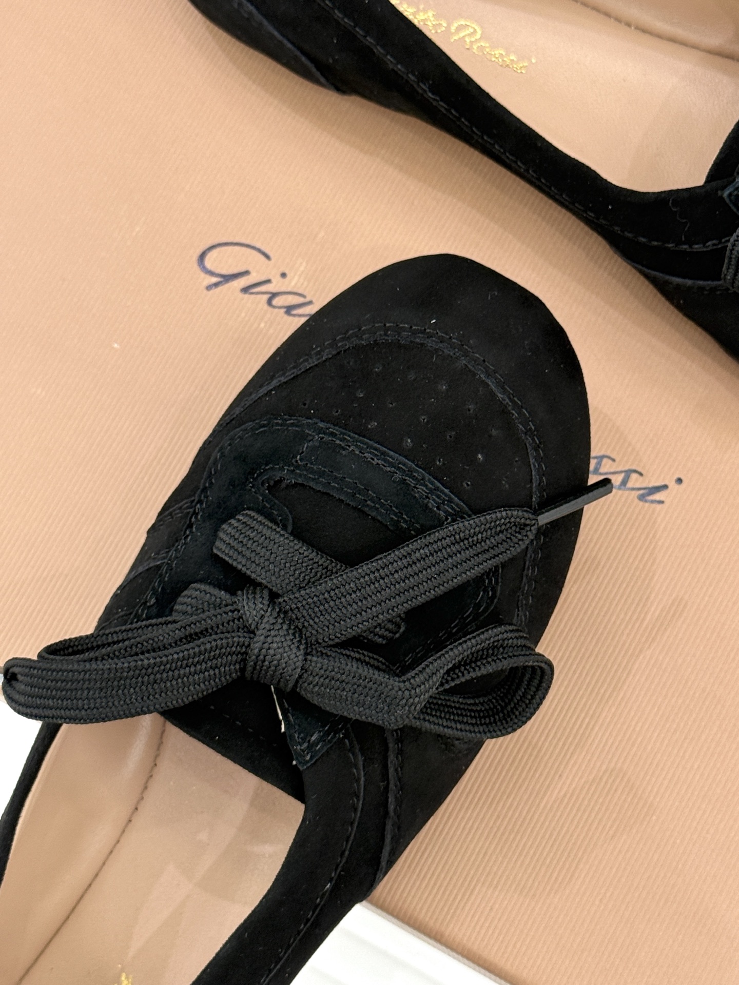 Gianvito Rossi｜26WF新品德训芭蕾舞鞋当意式复古优雅轻奢的极简美学碰撞德训鞋的复古与芭蕾