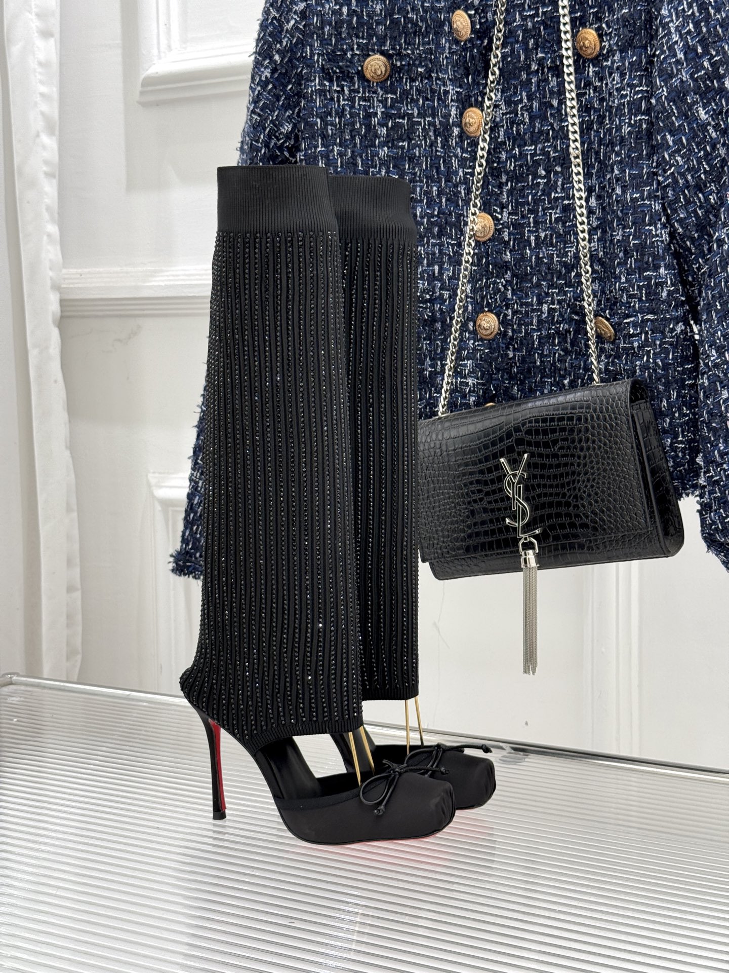 NO:670179,ChristinLouboutin/CL26WF new product pig nose bow high heel socks boots and sandals. Meet the retro ingenuity of the pig nose toe and decorated with hand-sewn three-dimensional bows. This pair of sandals is the perfect symbiosis of elegance and personality. The iconic red sole is like a star hidden in the sky, creating an aura that is not obvious at every step. The pig nose is paired with a bow design to break the dullness. The right square curvature accommodates the foot shape and injects a sweet flavor into the sharp high heels.  The styles of sweet girls and royal sisters can be freely switched. It becomes a high-gloss item in the wardrobe, giving each outfit its own focus. Define your own fashion attitude with luxurious details. The fabrics are made of original customized materials. The lining and toes are all sheepskin. Italian imported genuine leather outsole size 35-39 (customized 40/41), boots, boots, sheepskin, Leather soles, socks19860909ChristinLouboutin/CL26WF新品 猪鼻子蝴蝶结高跟袜子靴凉靴 邂逅猪鼻子鞋头的复古巧思 再缀以手工缝制的立体蝴蝶结 这双凉靴 便是优雅与个性的完美共生. 标志性红底如星光暗藏 每一步都踩出不彰自显的气场 猪鼻子搭配蝴蝶结设计打破沉闷 恰到好处的方型弧度包容脚型 为凌厉高跟注入甜润气息 甜妹与御姐风格自由切换. 成为衣橱里的高光单品 让每一套穿搭都自带焦点 用细节奢感定义专属你的时尚态度. 面料采用原版定制材质 内里踮脚均为羊皮 意大利进口真皮大底 size35-39（40/41定制）,靴子,boots,sheepskin,Leather soles,socks,Women's Shoes