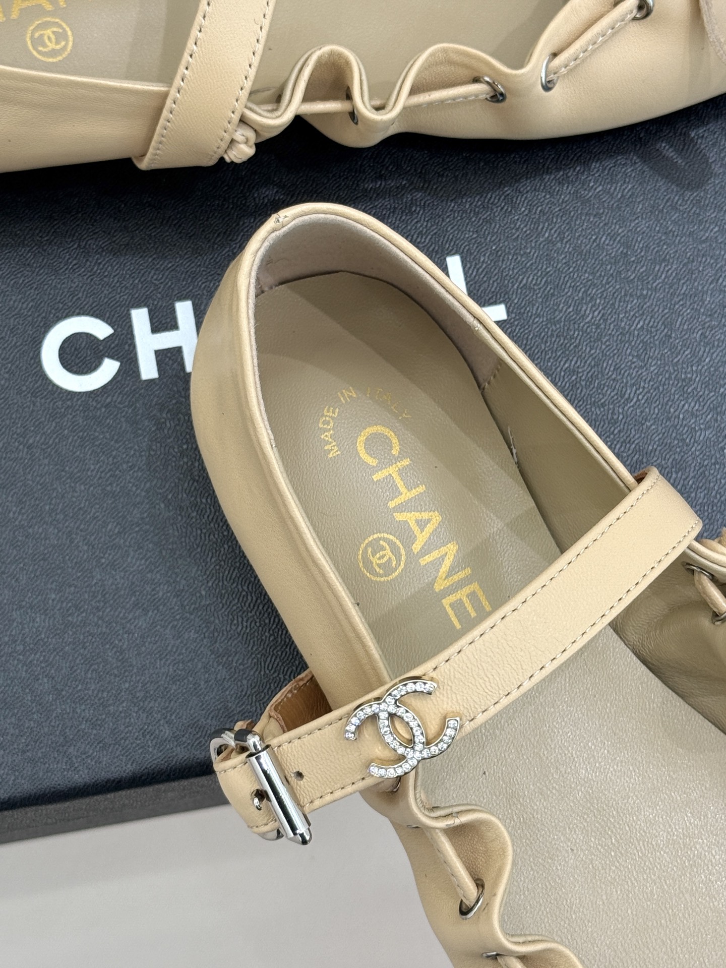CHANE*｜小香新品复古蝴蝶结玛平底丽珍鞋当小香高定基因邂逅玛丽珍经典鞋型平底姿态藏着不费力的优雅蝴蝶