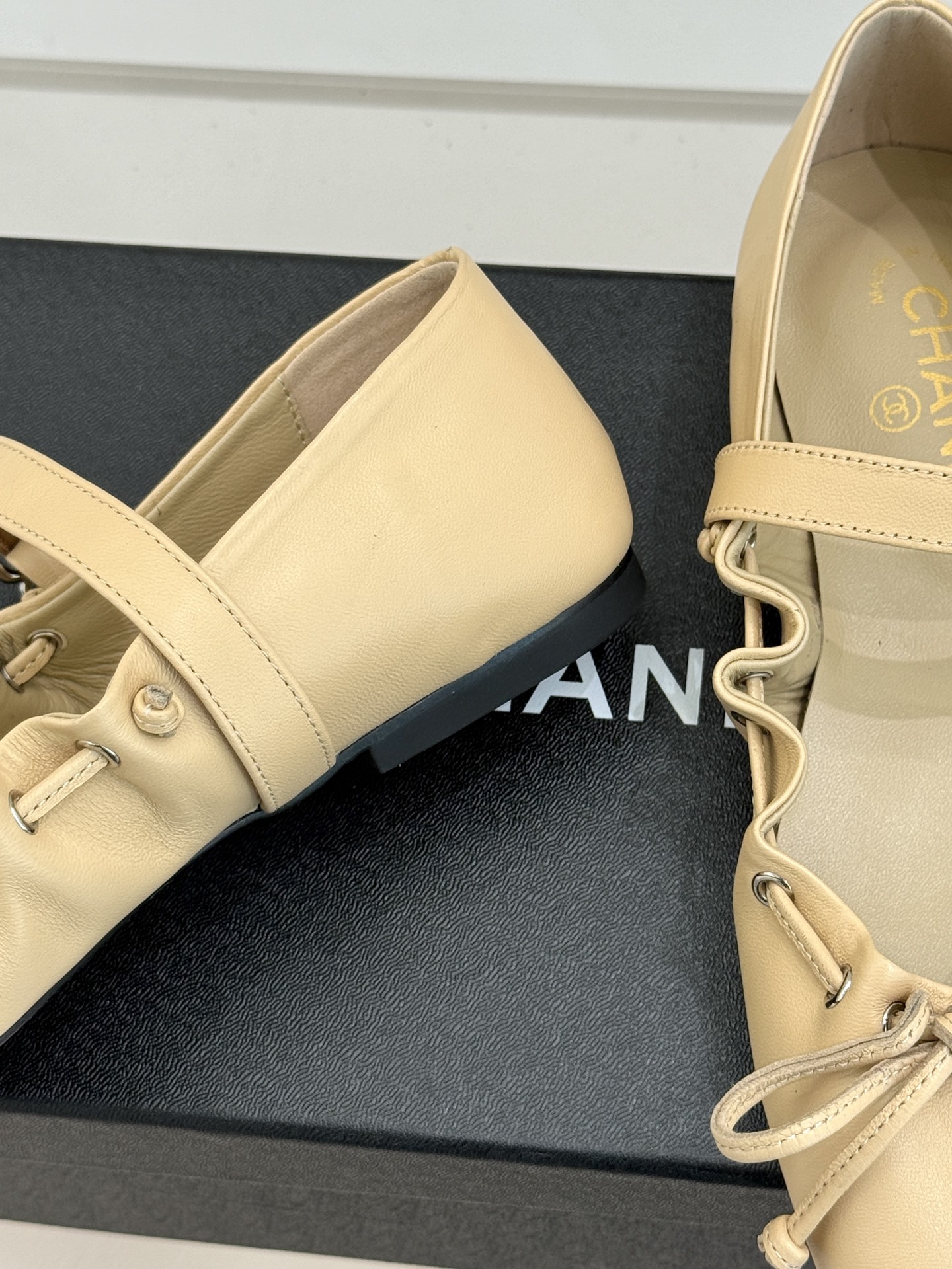 CHANE*｜小香新品复古蝴蝶结玛平底丽珍鞋当小香高定基因邂逅玛丽珍经典鞋型平底姿态藏着不费力的优雅蝴蝶