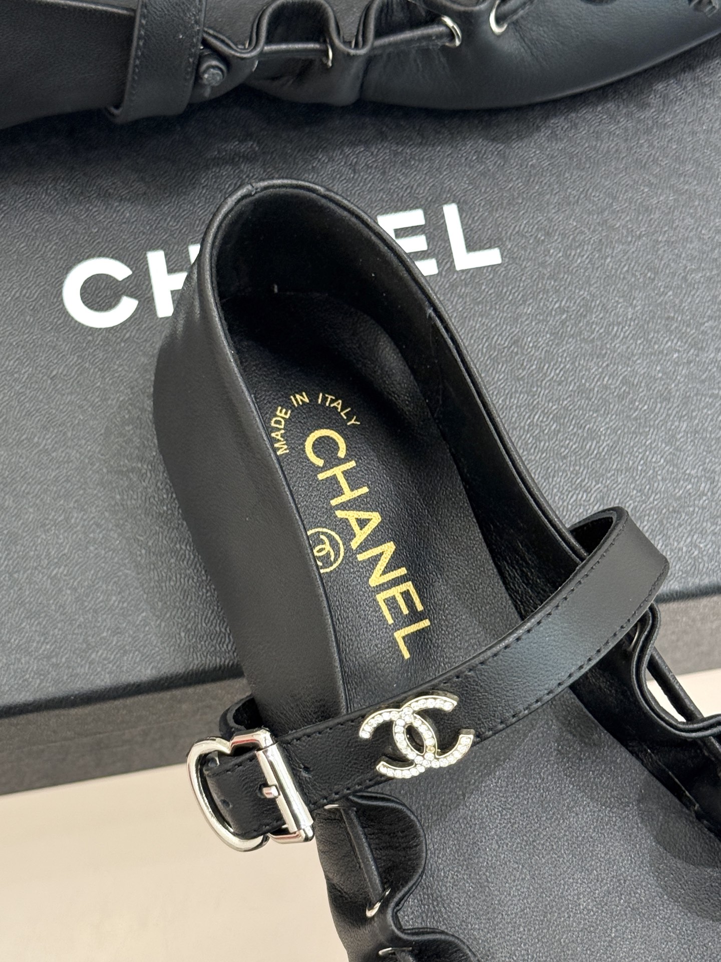 CHANE*｜小香新品复古蝴蝶结玛平底丽珍鞋当小香高定基因邂逅玛丽珍经典鞋型平底姿态藏着不费力的优雅蝴蝶