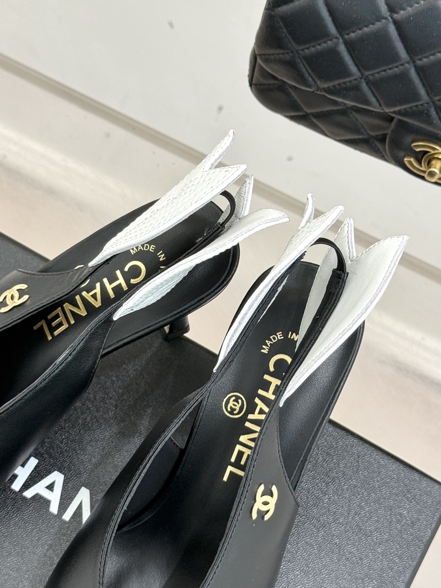 CHANE*｜小香26C双C拼色高跟后空凉鞋当香奈儿双C标识的传奇基因邂逅拼色美学与后空凉鞋的灵动这双凉