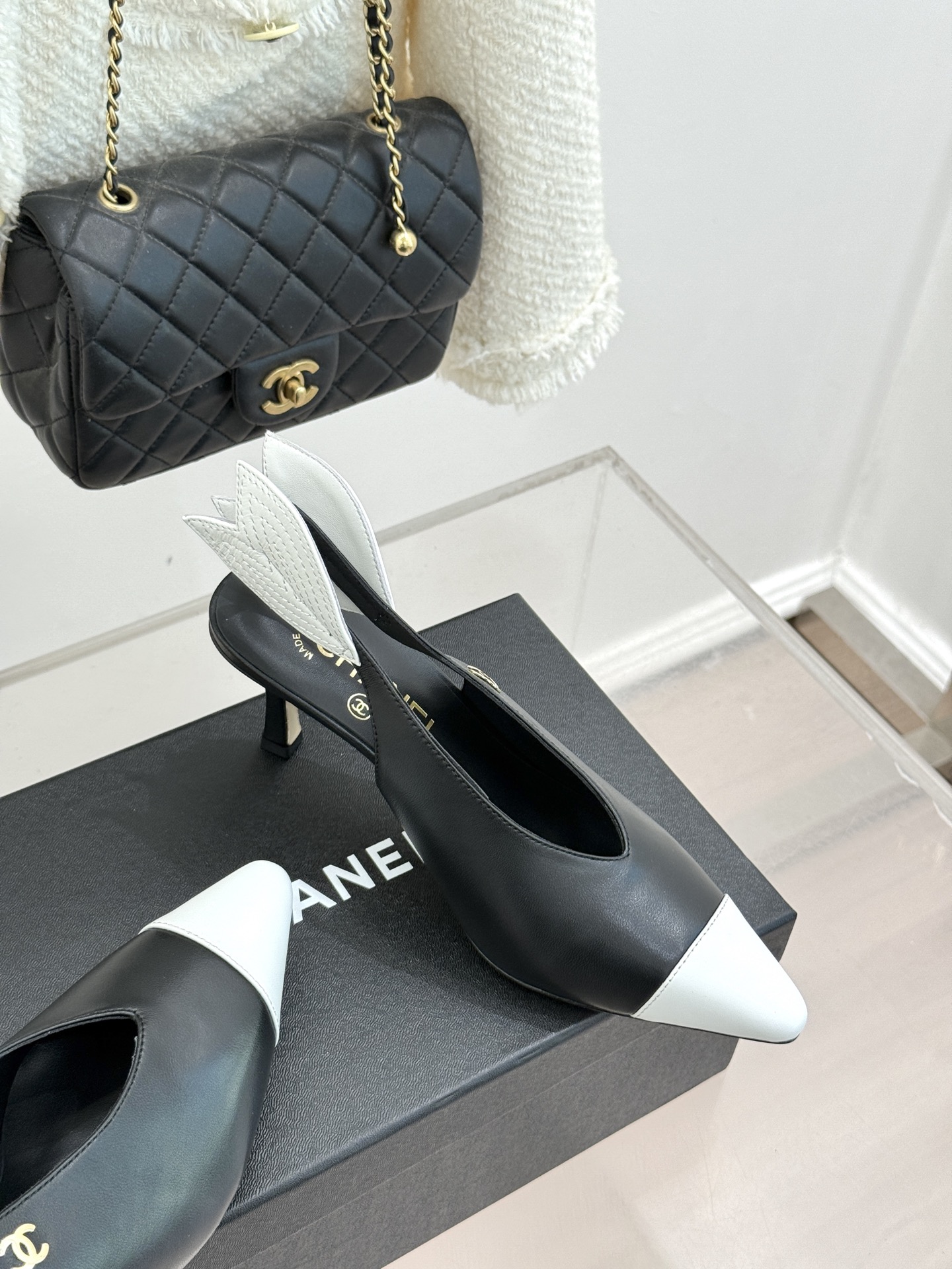 CHANE*｜小香26C双C拼色高跟后空凉鞋当香奈儿双C标识的传奇基因邂逅拼色美学与后空凉鞋的灵动这双凉