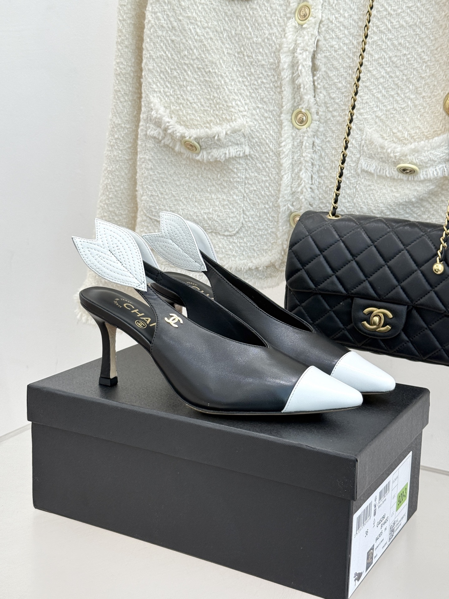 CHANE*｜小香26C双C拼色高跟后空凉鞋当香奈儿双C标识的传奇基因邂逅拼色美学与后空凉鞋的灵动这双凉