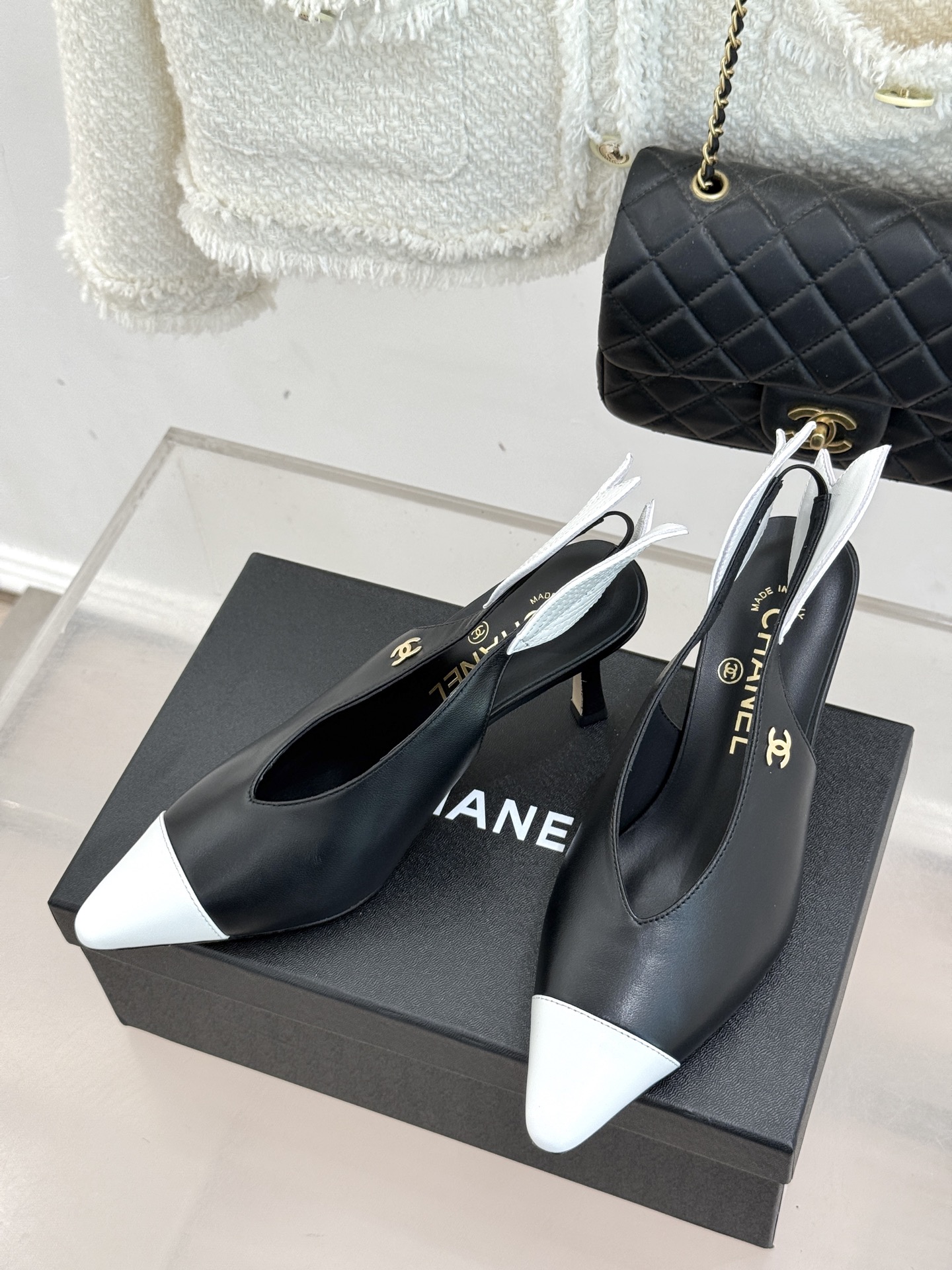 CHANE*｜小香26C双C拼色高跟后空凉鞋当香奈儿双C标识的传奇基因邂逅拼色美学与后空凉鞋的灵动这双凉