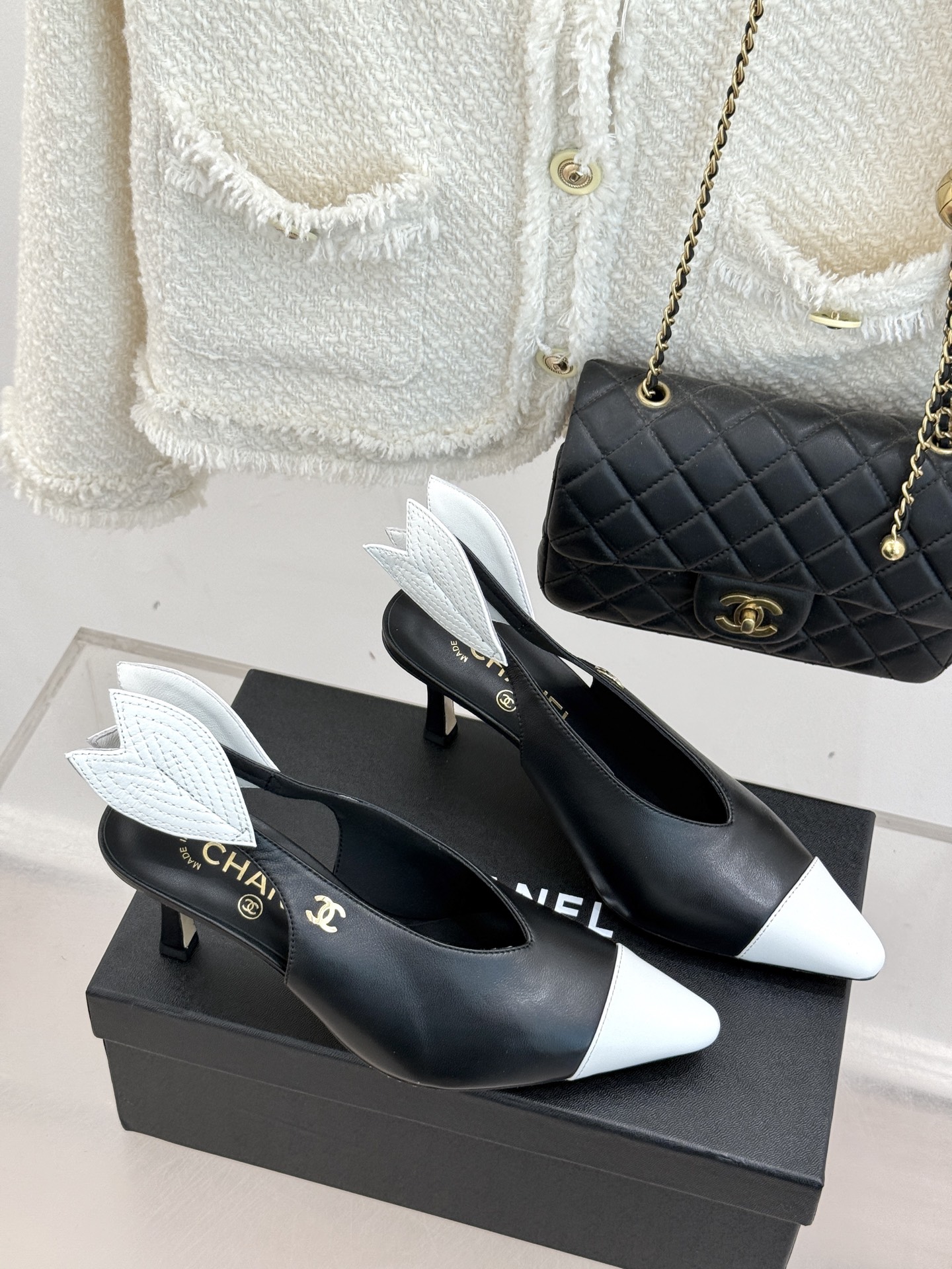 CHANE*｜小香26C双C拼色高跟后空凉鞋当香奈儿双C标识的传奇基因邂逅拼色美学与后空凉鞋的灵动这双凉