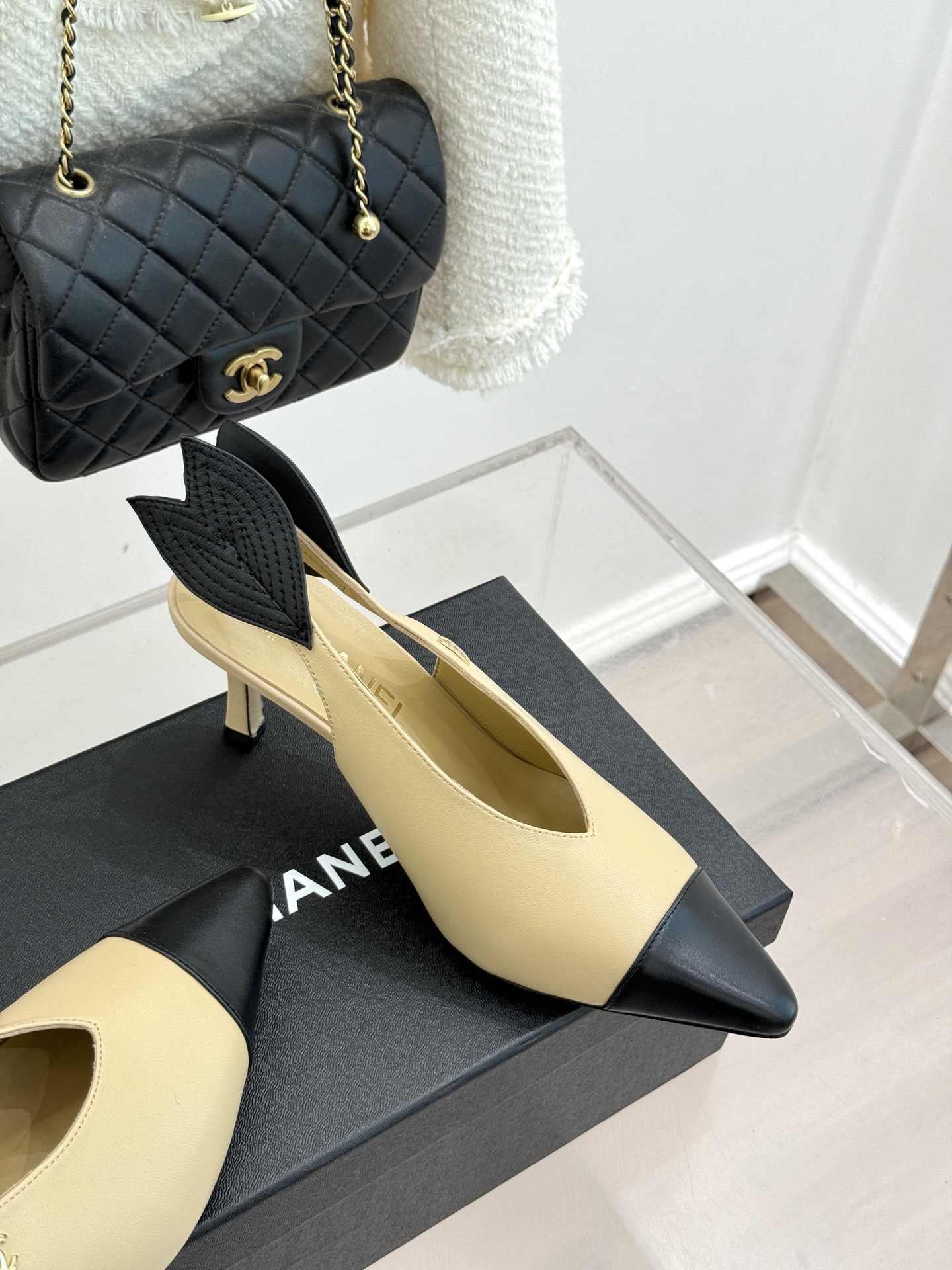 CHANE*｜小香26C双C拼色高跟后空凉鞋当香奈儿双C标识的传奇基因邂逅拼色美学与后空凉鞋的灵动这双凉