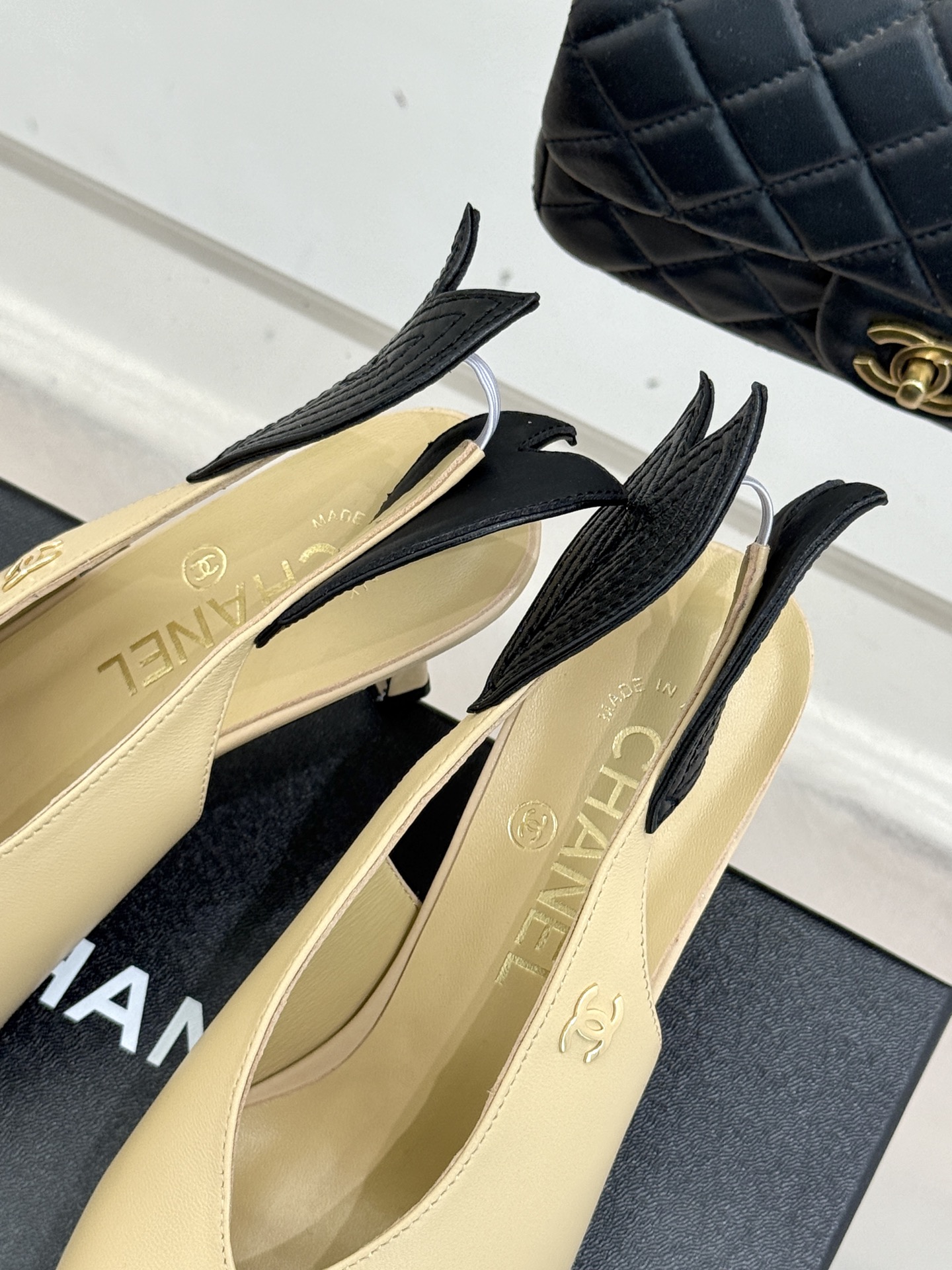 CHANE*｜小香26C双C拼色高跟后空凉鞋当香奈儿双C标识的传奇基因邂逅拼色美学与后空凉鞋的灵动这双凉