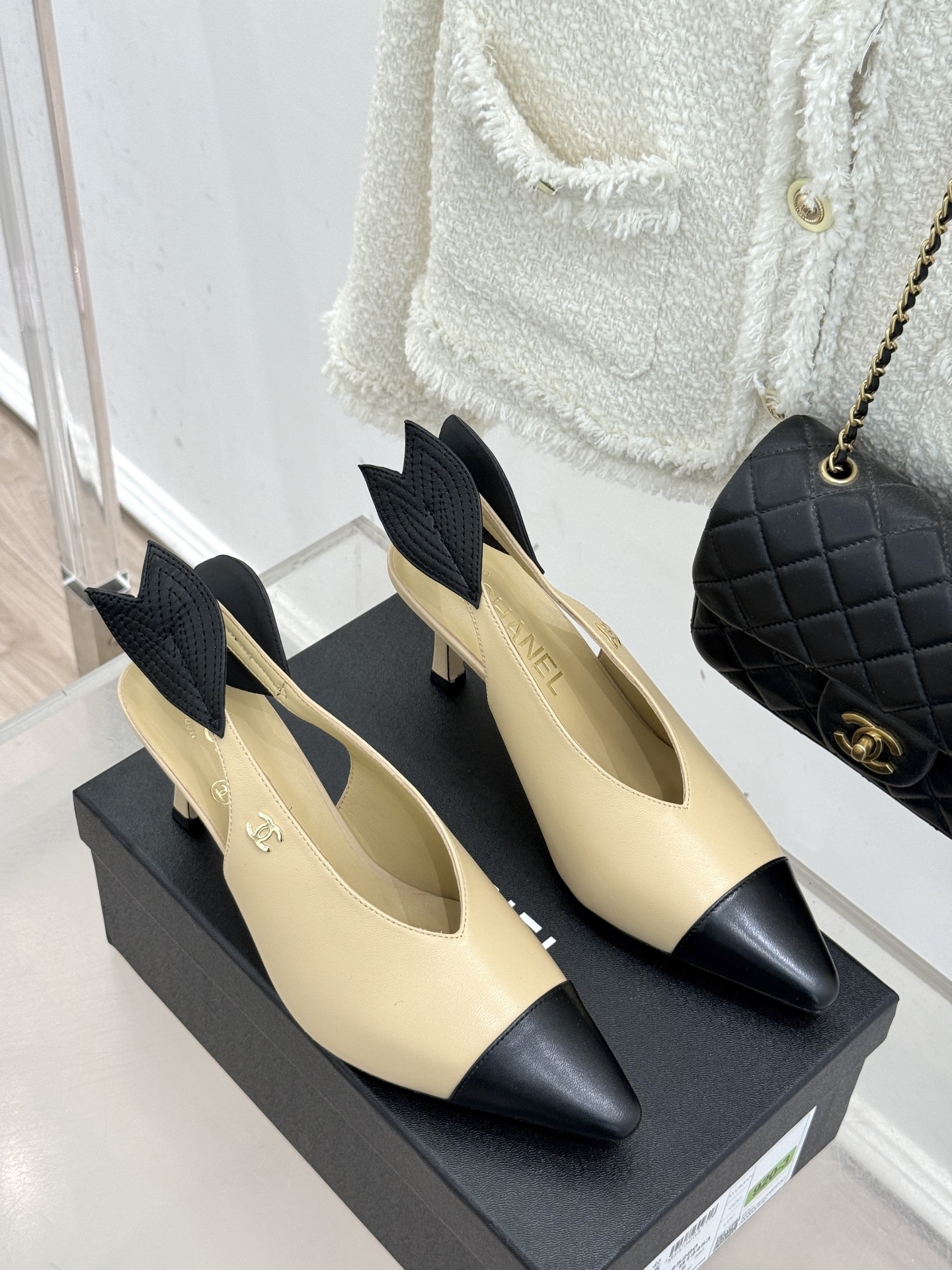 CHANE*｜小香26C双C拼色高跟后空凉鞋当香奈儿双C标识的传奇基因邂逅拼色美学与后空凉鞋的灵动这双凉