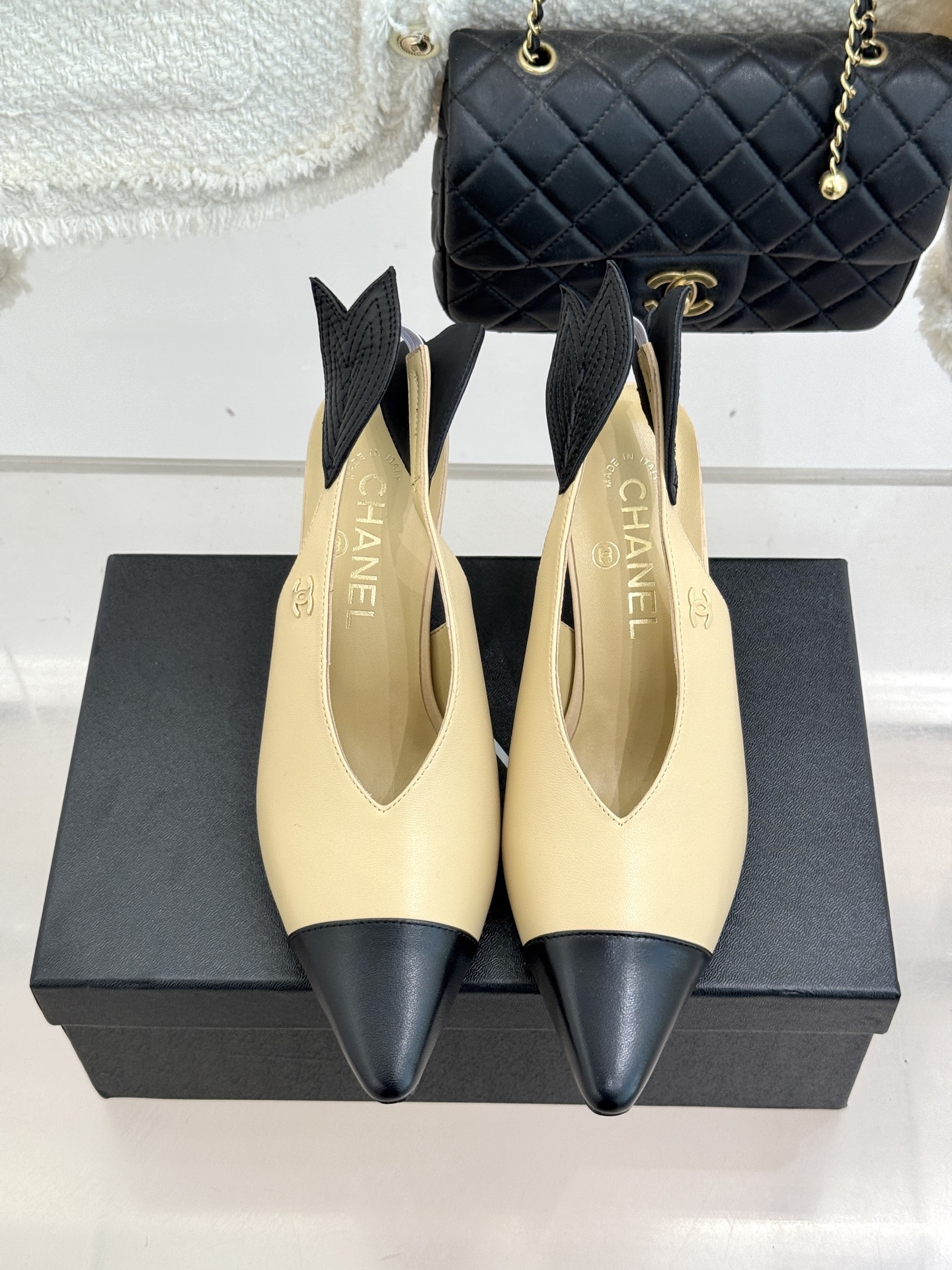 CHANE*｜小香26C双C拼色高跟后空凉鞋当香奈儿双C标识的传奇基因邂逅拼色美学与后空凉鞋的灵动这双凉