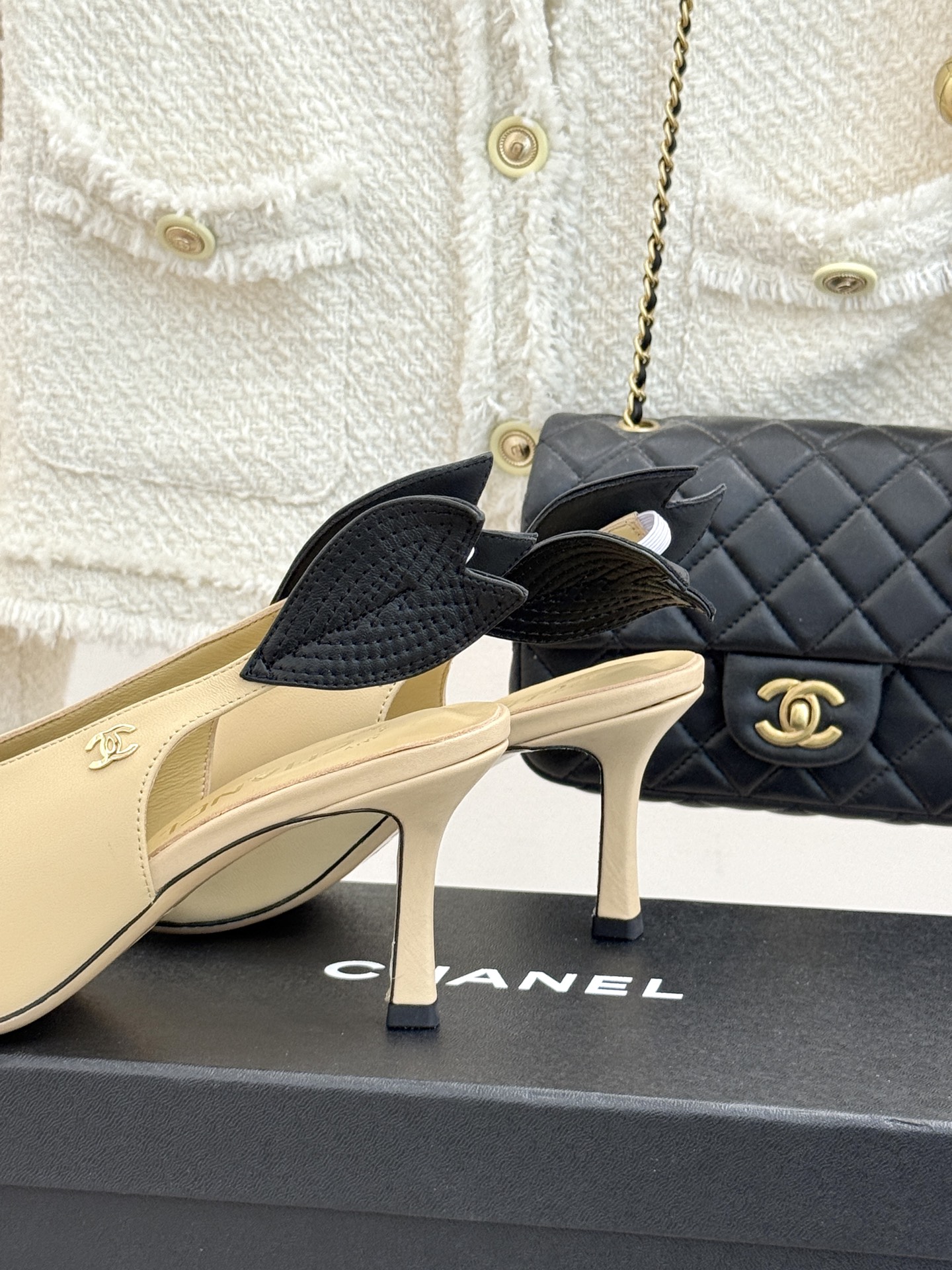 CHANE*｜小香26C双C拼色高跟后空凉鞋当香奈儿双C标识的传奇基因邂逅拼色美学与后空凉鞋的灵动这双凉